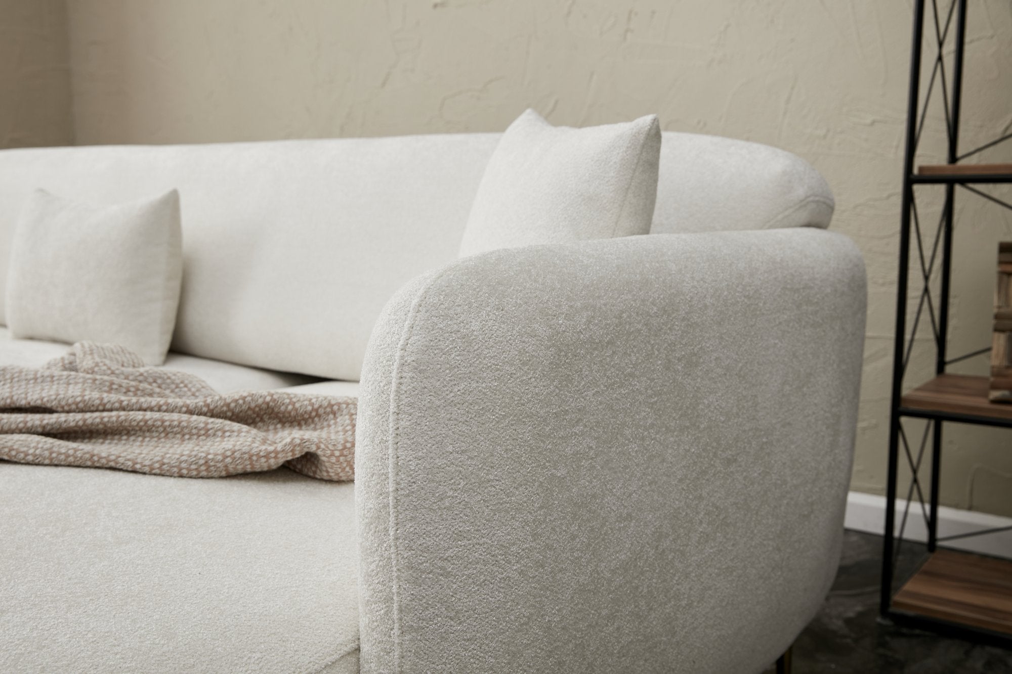 Sofá-cama de canto elegante, creme e dourado, estrutura de madeira de faia, 266 x 133 cm | 100% poliéster, fácil de limpar, design moderno e glamouroso, perfeito para qualquer espaço