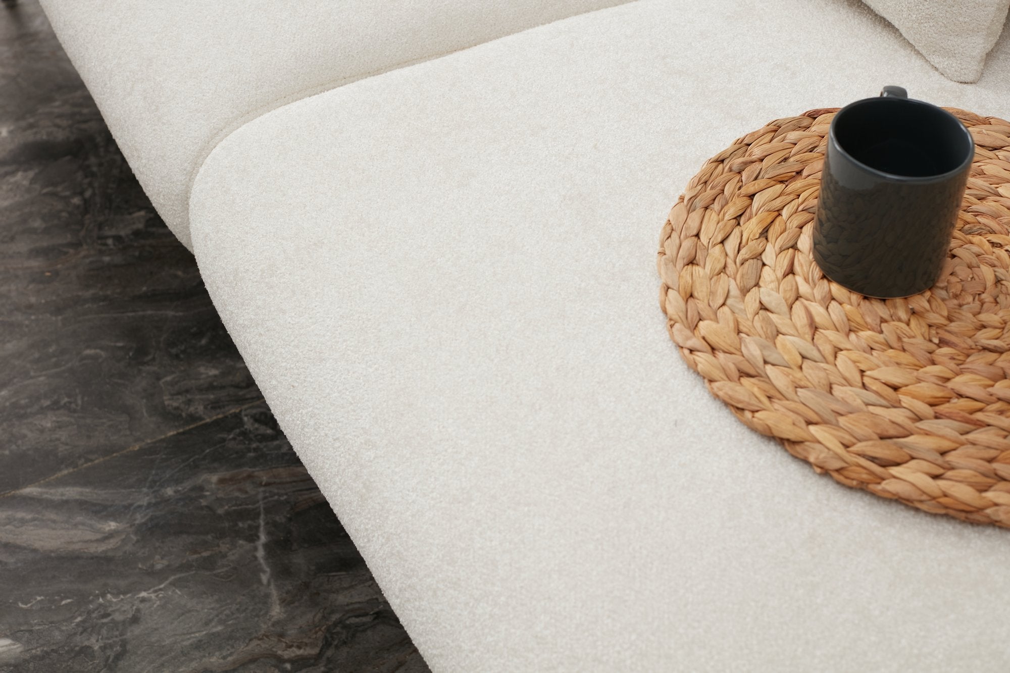 Sofá-cama de canto elegante, creme e dourado, estrutura de madeira de faia, 266 x 133 cm | 100% poliéster, fácil de limpar, design moderno e glamouroso, perfeito para qualquer espaço