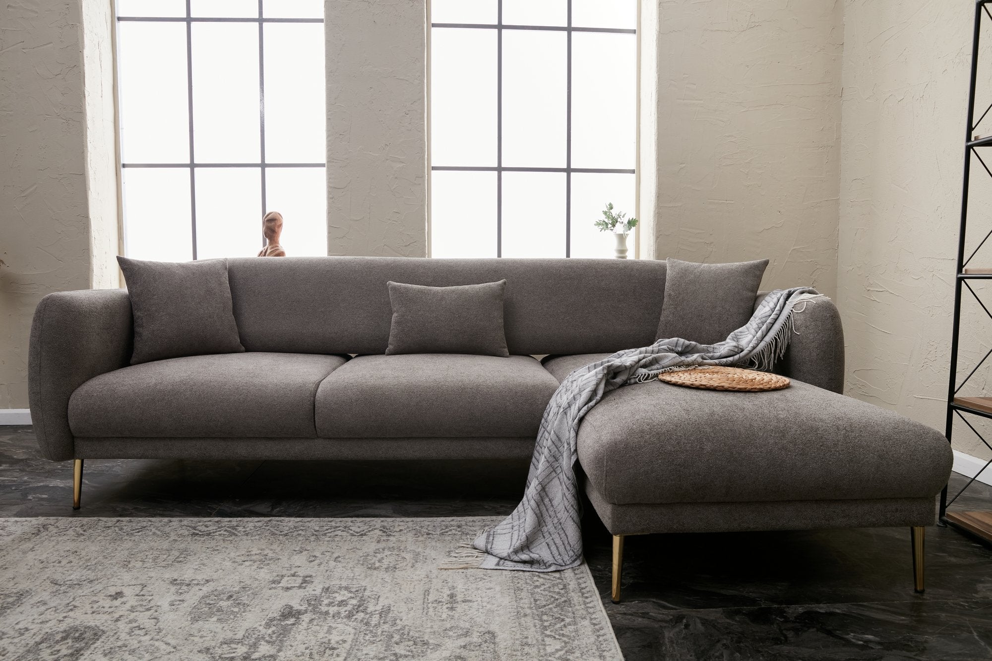 Sofá-cama de canto elegante, estrutura de madeira de faia, cinza e dourado, 266 x 133 cm | 100% poliéster, fácil de limpar, inclui 3 almofadas | Design escandinavo moderno