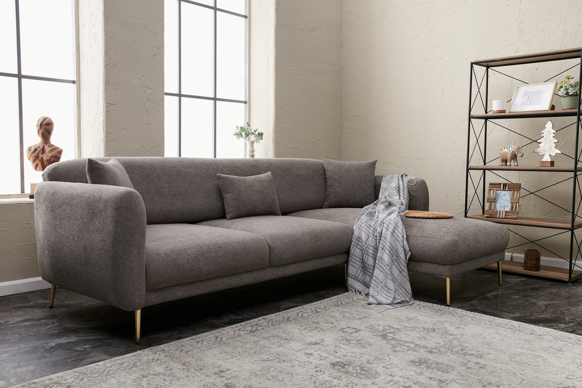 Sofá-cama de canto elegante, estrutura de madeira de faia, cinza e dourado, 266 x 133 cm | 100% poliéster, fácil de limpar, inclui 3 almofadas | Design escandinavo moderno