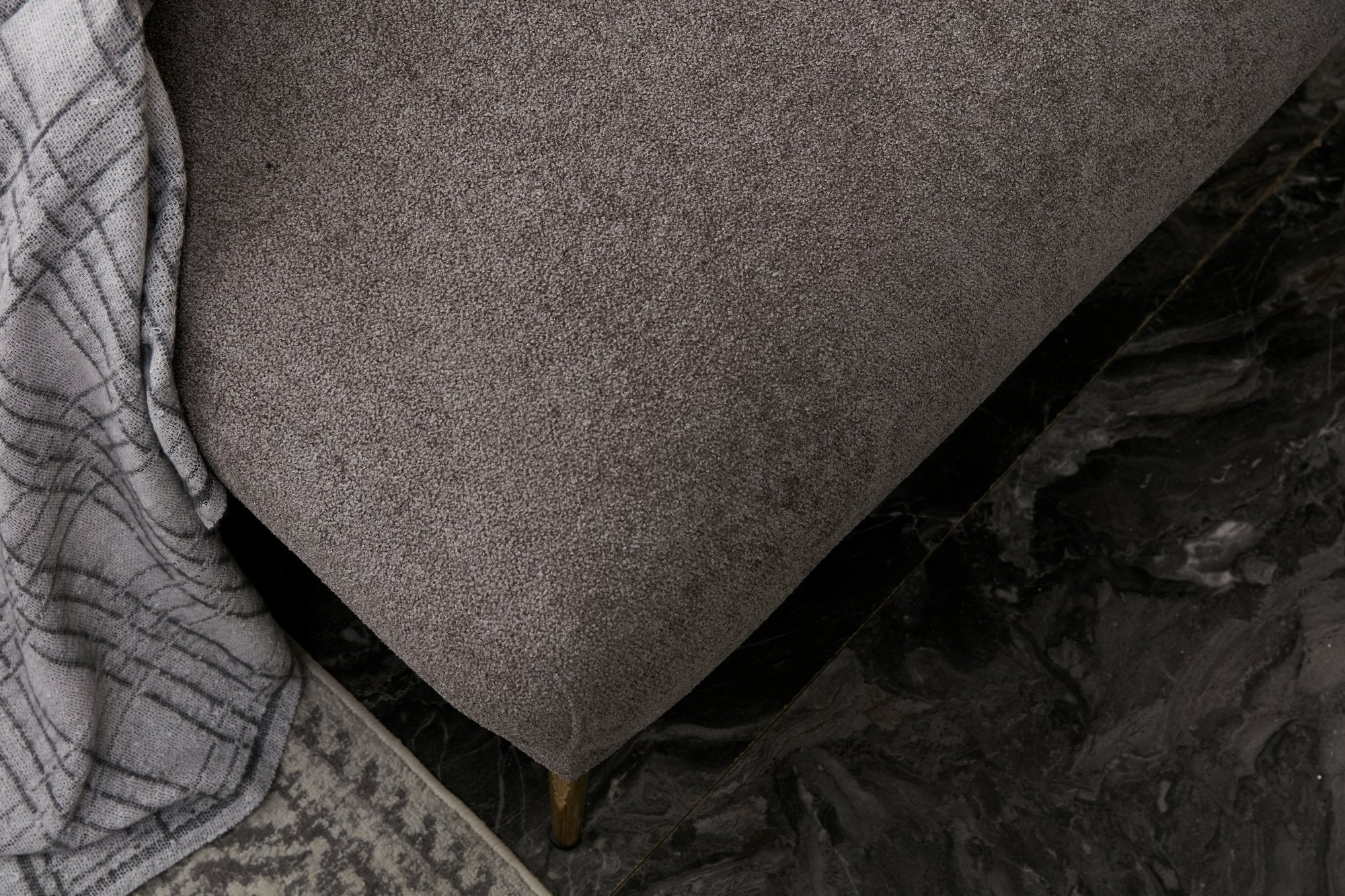 Sofá-cama de canto elegante, estrutura de madeira de faia, cinza e dourado, 266 x 133 cm | 100% poliéster, fácil de limpar, inclui 3 almofadas | Design escandinavo moderno