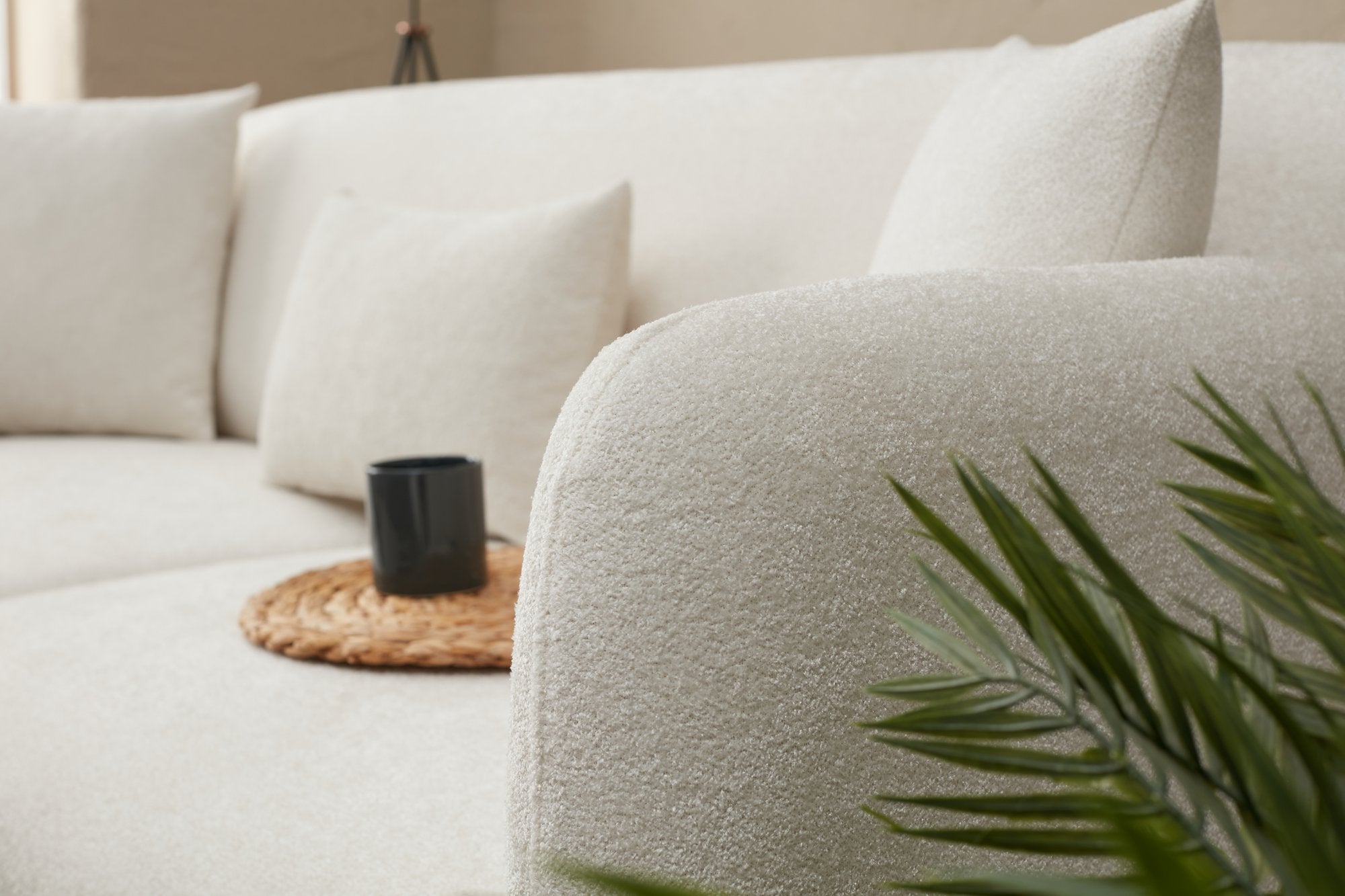 Sofá-cama elegante de 3 lugares, creme e dourado, estrutura de madeira de faia, 210 x 95 cm | 100% poliéster, fácil de limpar, design moderno e glamouroso, perfeito para casa e hotel