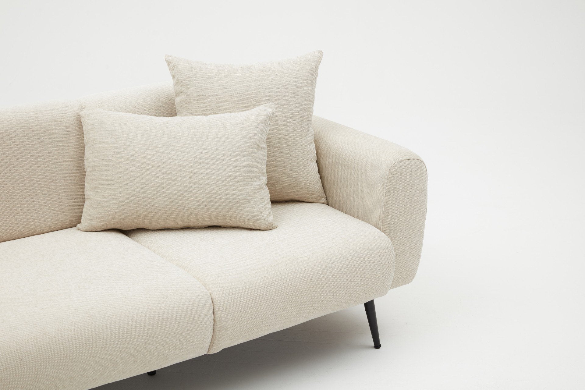 Sofá elegante de 3 lugares, cor creme, estrutura de madeira de faia, tecido bouclette 100% poliéster | 235 cm de largura, fácil de limpar, pernas de metal, perfeito para salas de estar modernas