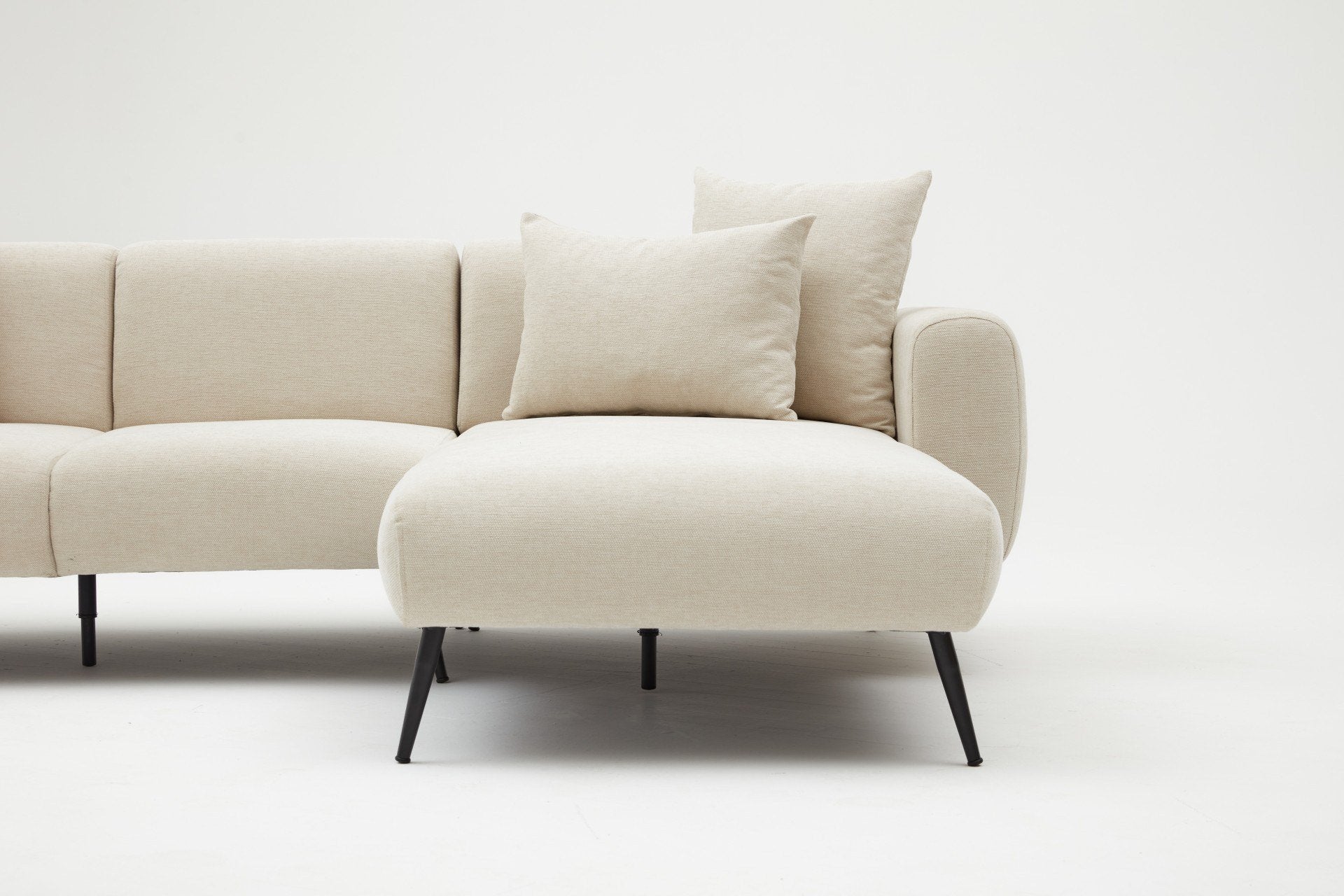 Sofá de canto elegante em tom creme, estrutura de madeira de faia, 252 cm | Tecido Bouclette 100% poliéster, fácil de limpar | Design reversível, pernas de metal, perfeito para salas de estar modernas