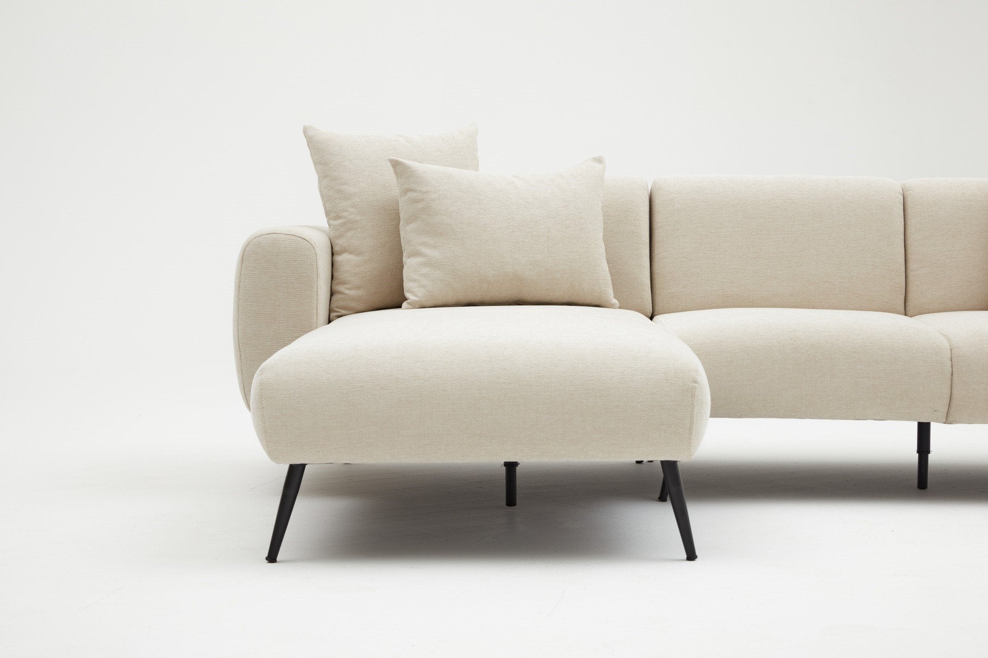 Sofá de canto elegante em tom creme, estrutura de madeira de faia, 252 cm | Tecido Bouclette 100% poliéster, fácil de limpar | Design reversível, pernas de metal, perfeito para salas de estar modernas