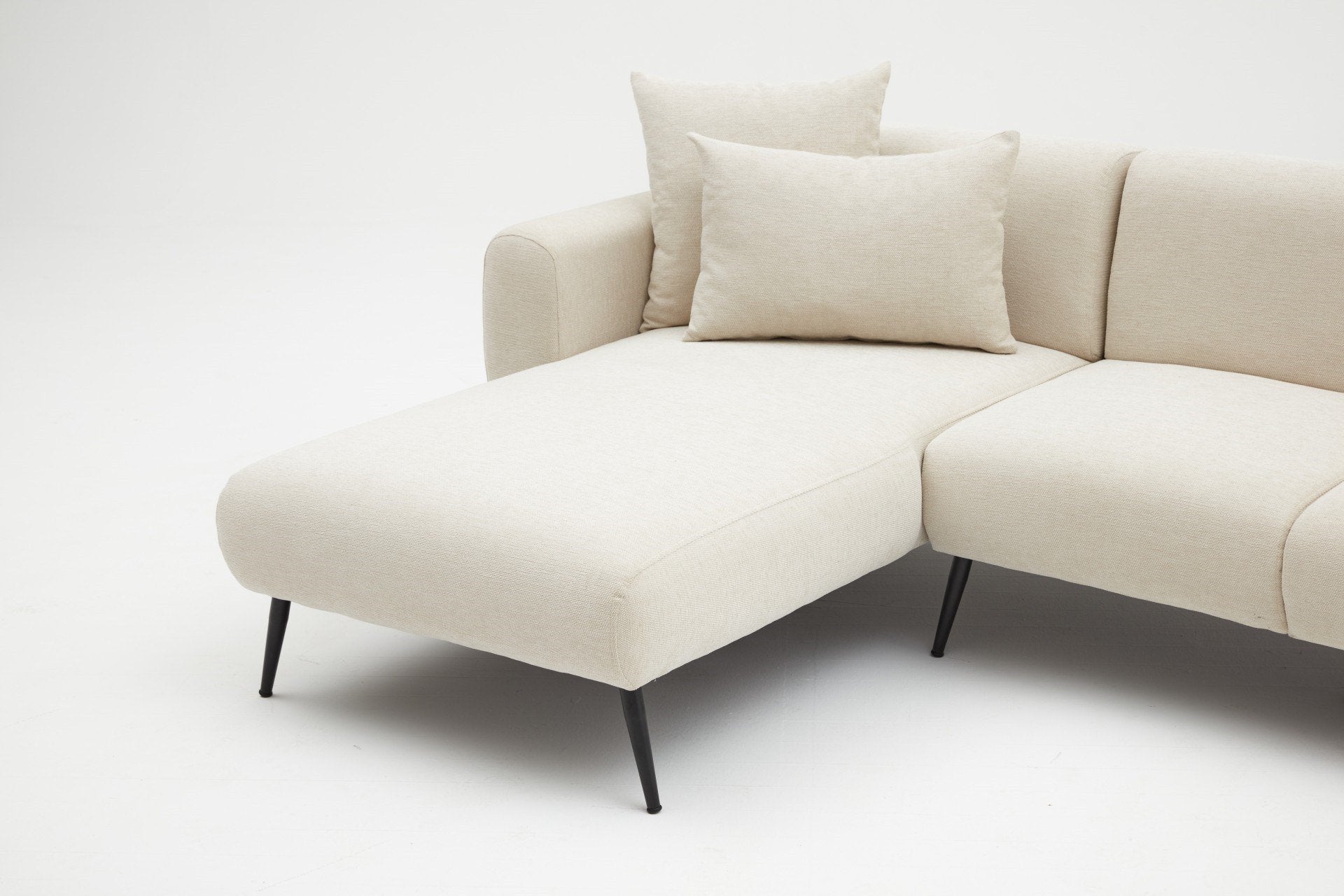 Sofá de canto elegante em tom creme, estrutura de madeira de faia, 252 cm | Tecido Bouclette 100% poliéster, fácil de limpar | Design reversível, pernas de metal, perfeito para salas de estar modernas