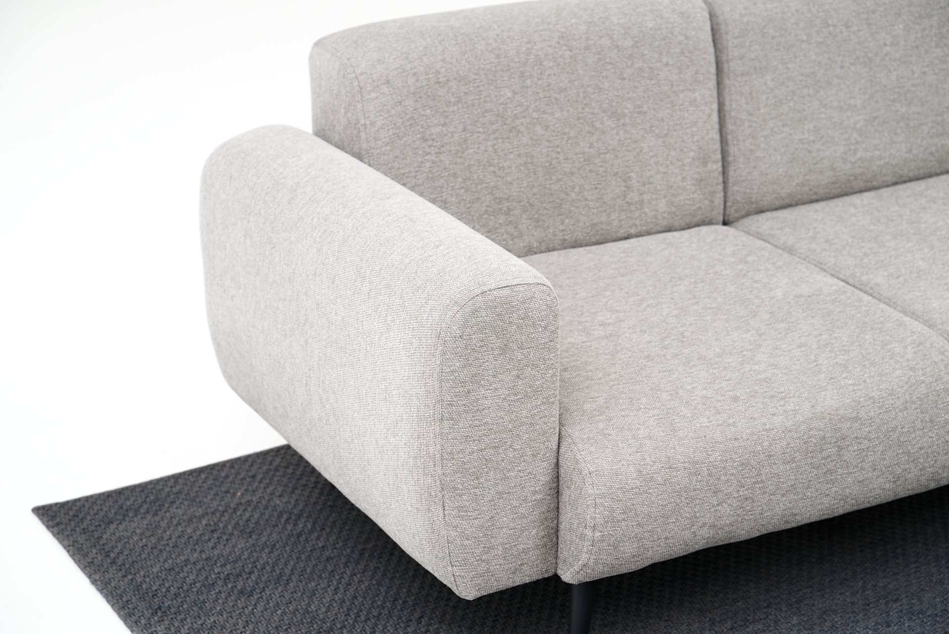 Sofá elegante de 3 lugares, cinza claro, 235 cm | Estrutura 100% madeira de faia, tecido de poliéster chenille | Perfeito para salas de estar modernas e espaços aconchegantes