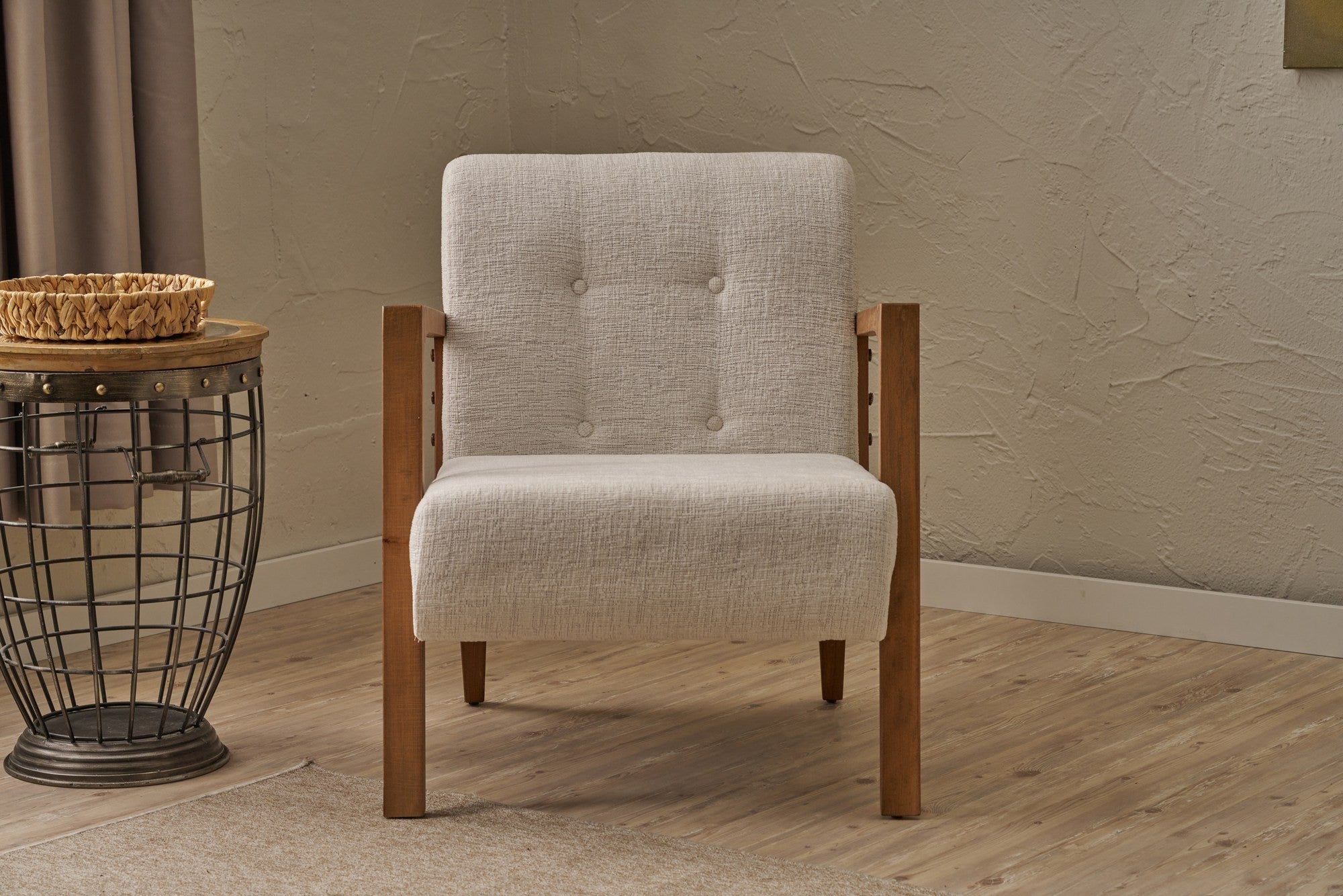 Poltrona Elegante – 69 x 80 x 83 cm – Creme – Madeira de Faia