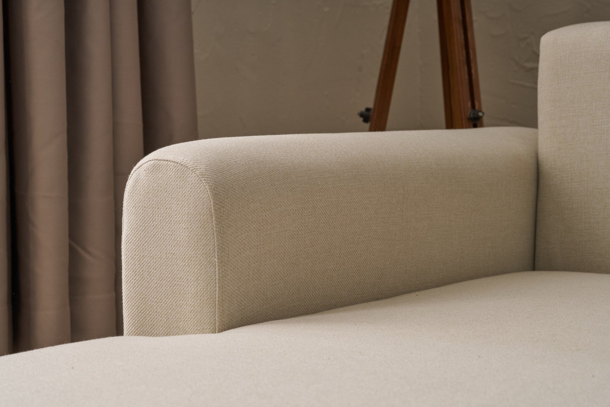 Sofá-cama de canto elegante, creme, 246 x 160 x 85 cm | Estrutura em madeira de abeto, 100% poliéster, pernas em madeira de faia | Cama confortável de 210 x 135 cm, elegante e funcional