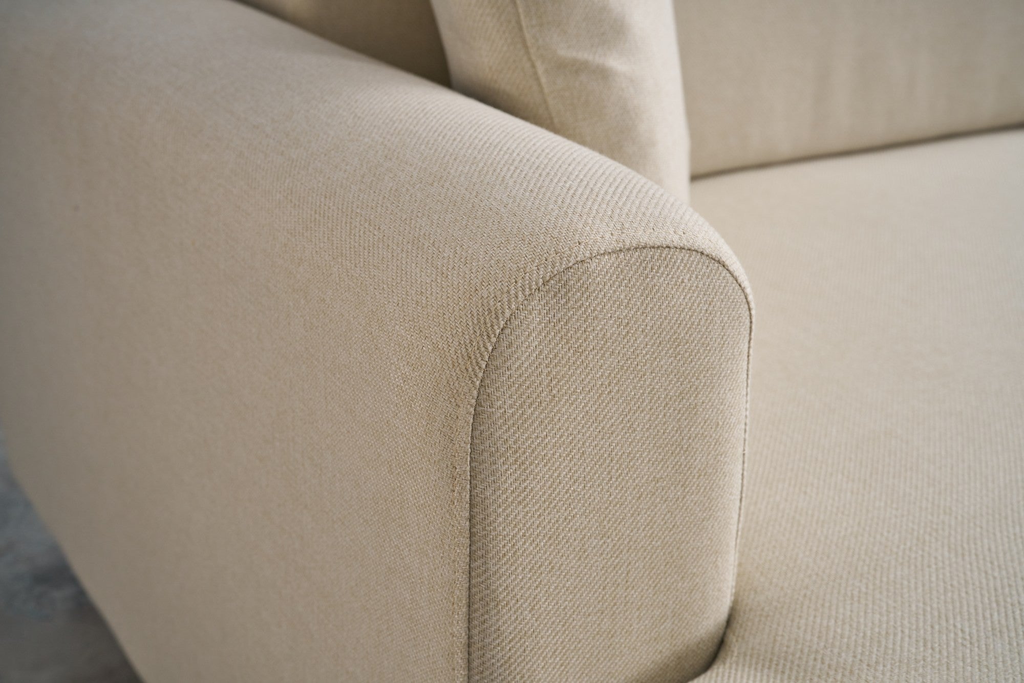 Sofá-cama de canto elegante, creme, 246 x 160 x 85 cm | Estrutura em madeira de abeto, 100% poliéster, pernas em madeira de faia | Cama confortável de 210 x 135 cm, elegante e funcional