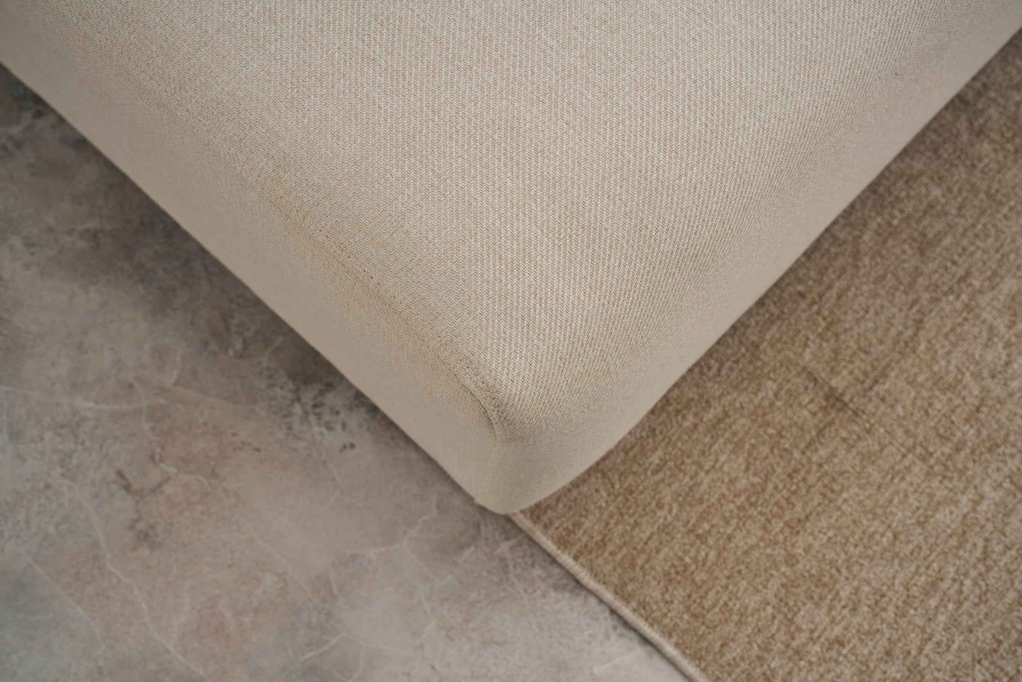 Sofá-cama de canto elegante, creme, 246 x 160 x 85 cm | Estrutura em madeira de abeto, 100% poliéster, pernas em madeira de faia | Cama confortável de 210 x 135 cm, elegante e funcional