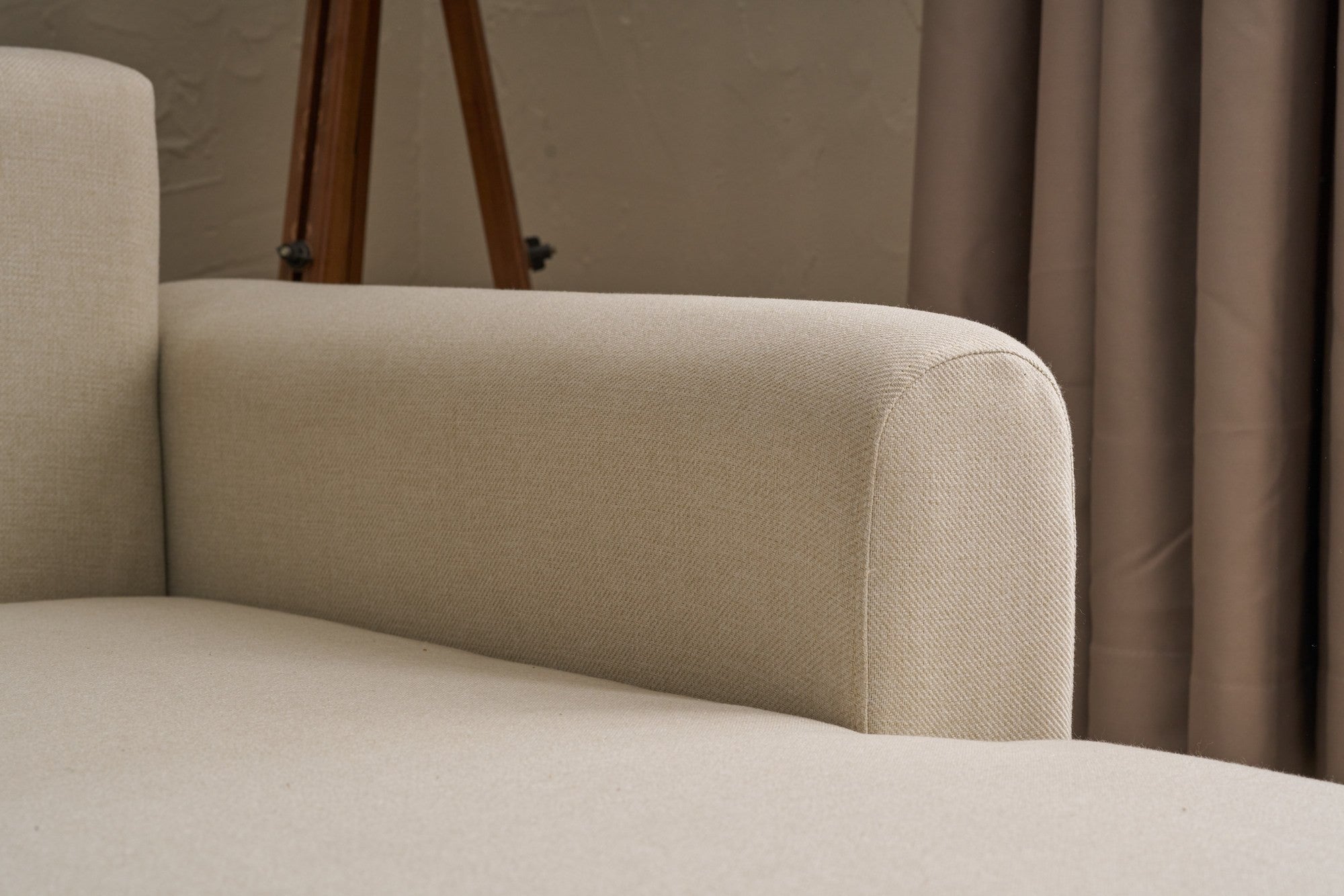 Sofá-cama de canto elegante, creme, 246 x 160 x 85 cm | Estrutura em madeira de abeto, 100% poliéster, pernas em madeira de faia | Cama confortável de 210 x 135 cm, elegante e funcional