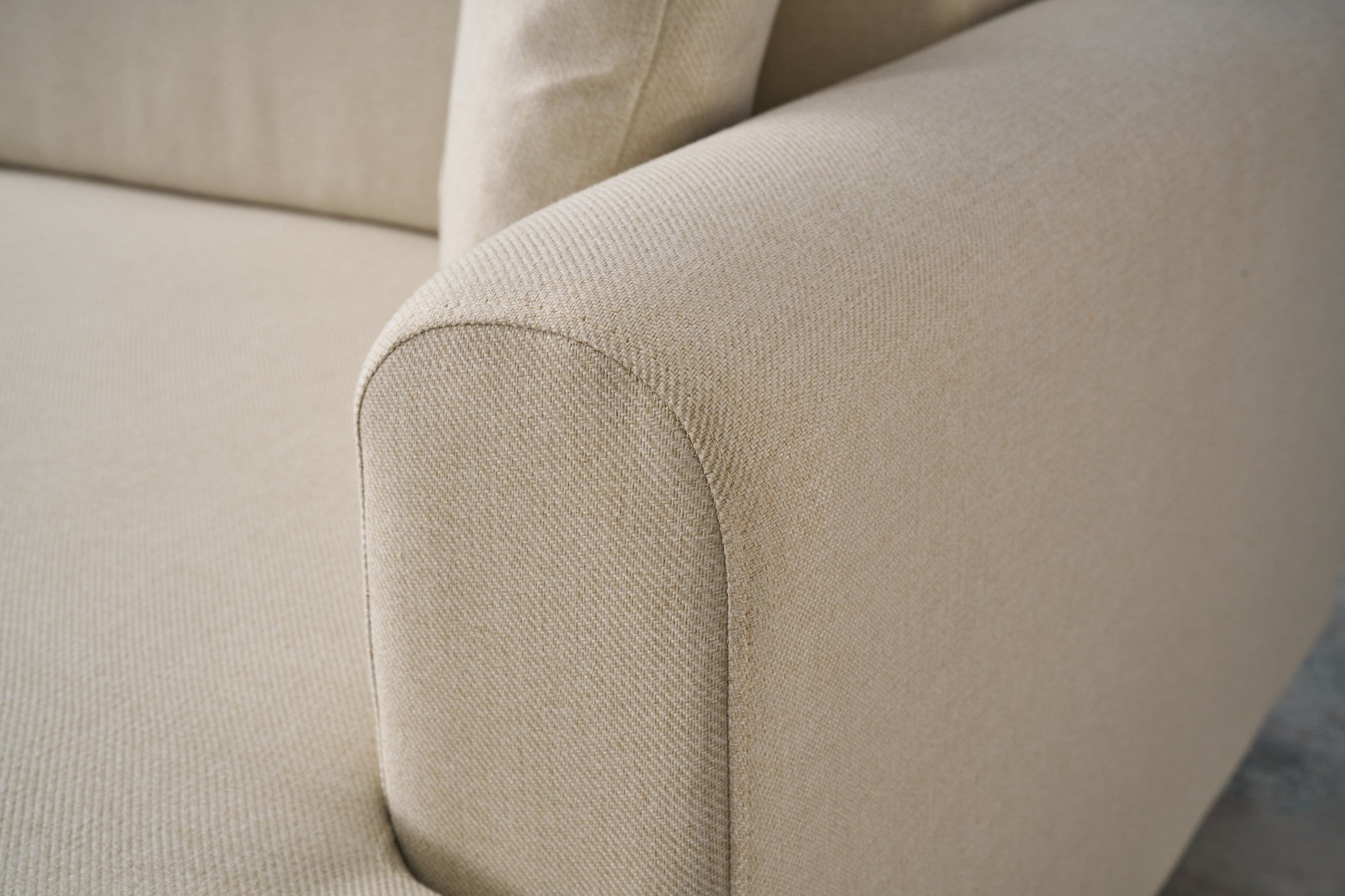 Sofá-cama de canto elegante, creme, 246 x 160 x 85 cm | Estrutura em madeira de abeto, 100% poliéster, pernas em madeira de faia | Cama confortável de 210 x 135 cm, elegante e funcional