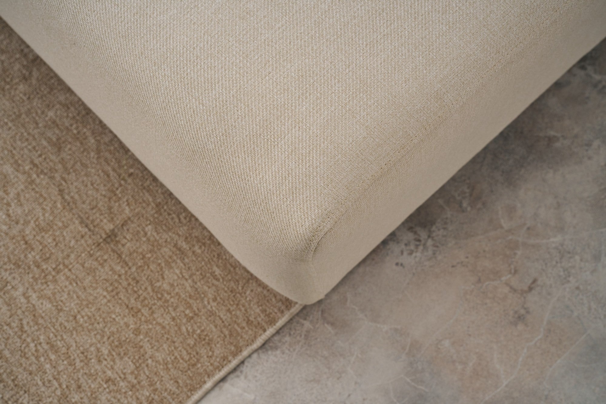 Sofá-cama de canto elegante, creme, 246 x 160 x 85 cm | Estrutura em madeira de abeto, 100% poliéster, pernas em madeira de faia | Cama confortável de 210 x 135 cm, elegante e funcional