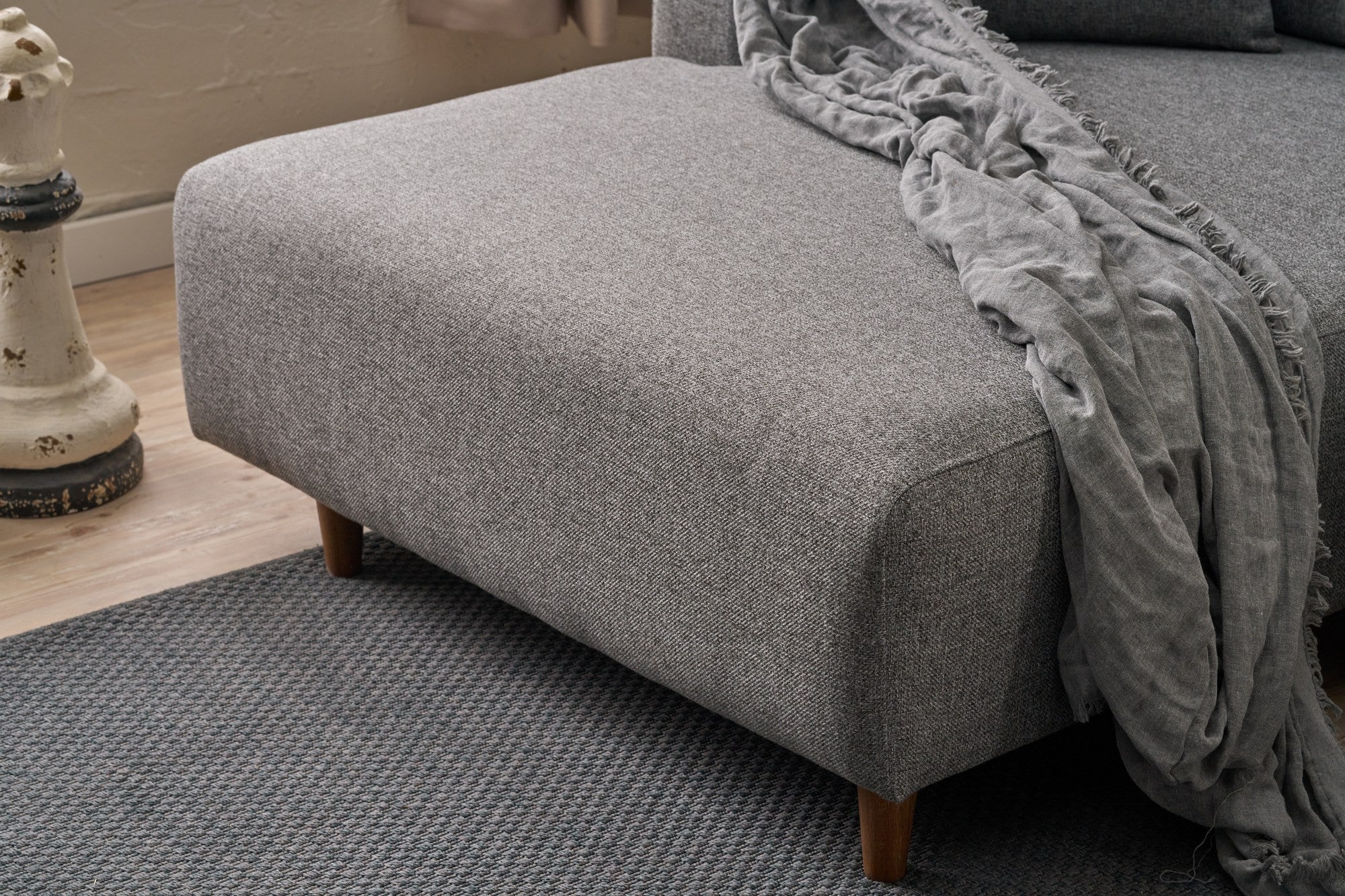 Sofá-cama de canto elegante, cinza, 246 x 160 x 85 cm | Estrutura em madeira de abeto, 100% poliéster, espuma 28 DNS, pernas em madeira de faia | Perfeito para espaços modernos