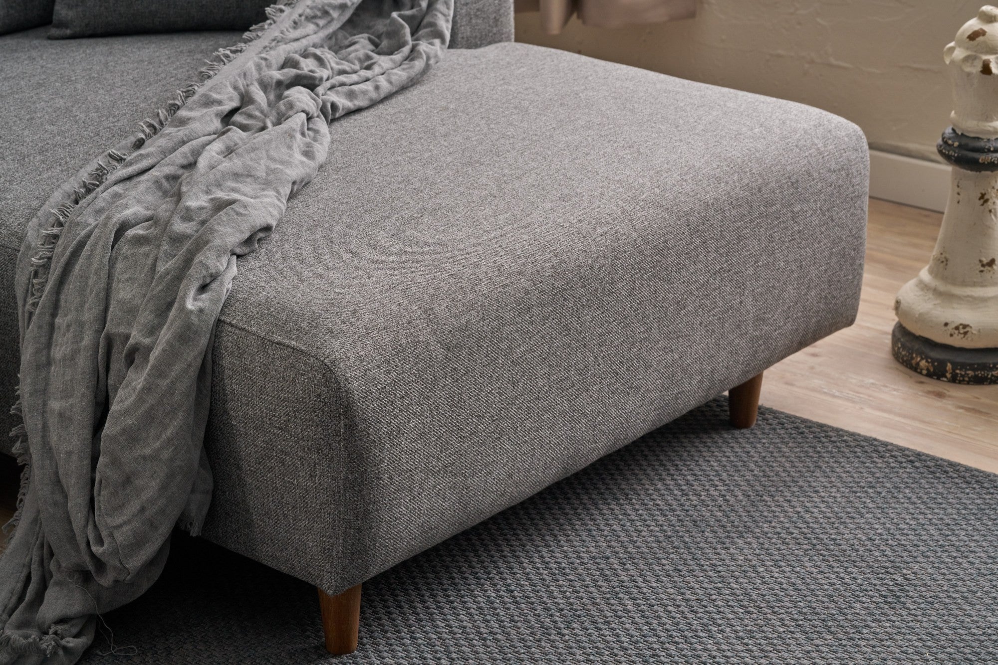 Sofá-cama de canto elegante, cinza, 246 x 160 x 85 cm | Estrutura em madeira de abeto, 100% poliéster, espuma 28 DNS, pernas em madeira de faia | Perfeito para espaços modernos