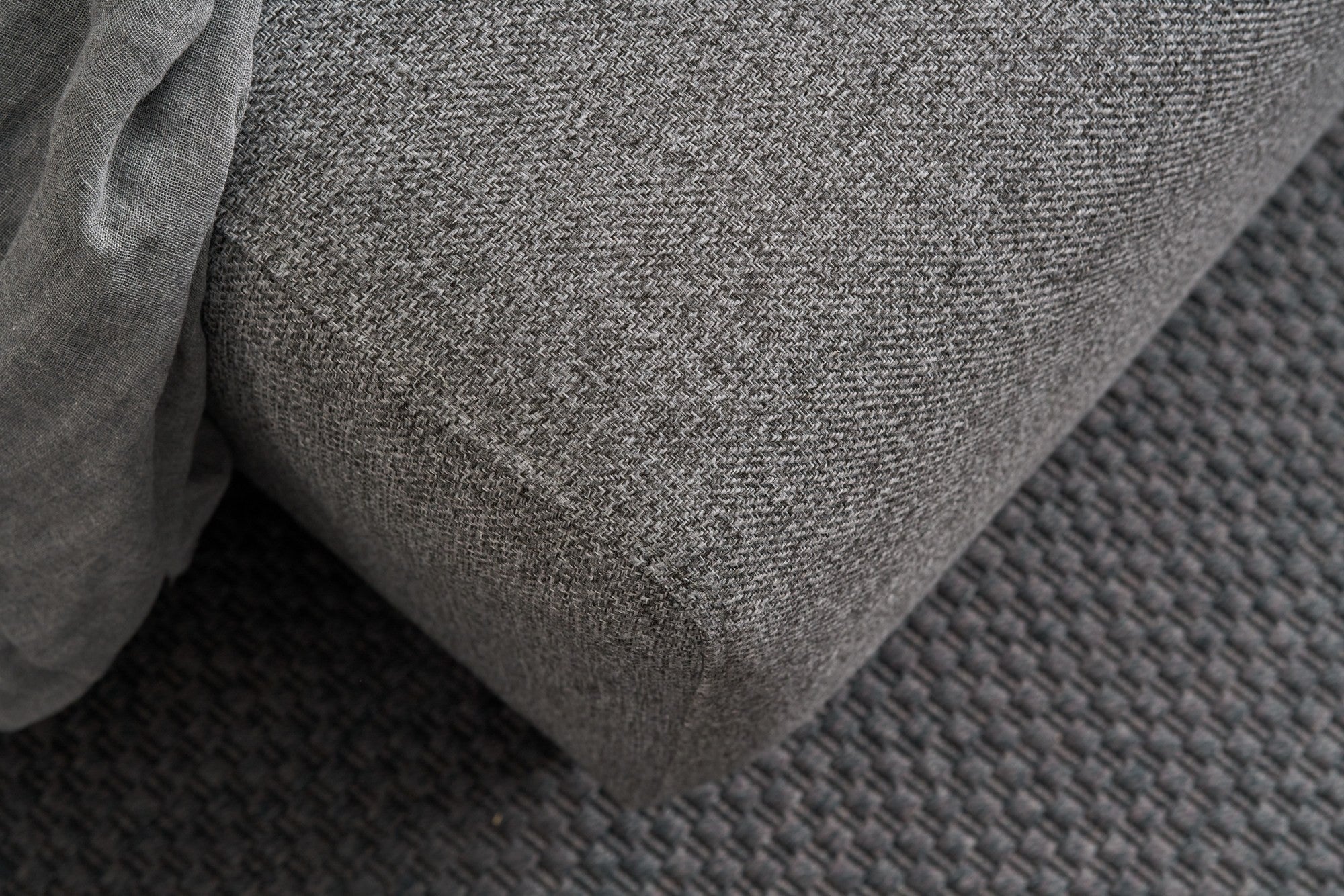 Sofá-cama de canto elegante, cinza, 246 x 160 x 85 cm | Estrutura em madeira de abeto, 100% poliéster, espuma 28 DNS, pernas em madeira de faia | Perfeito para espaços modernos