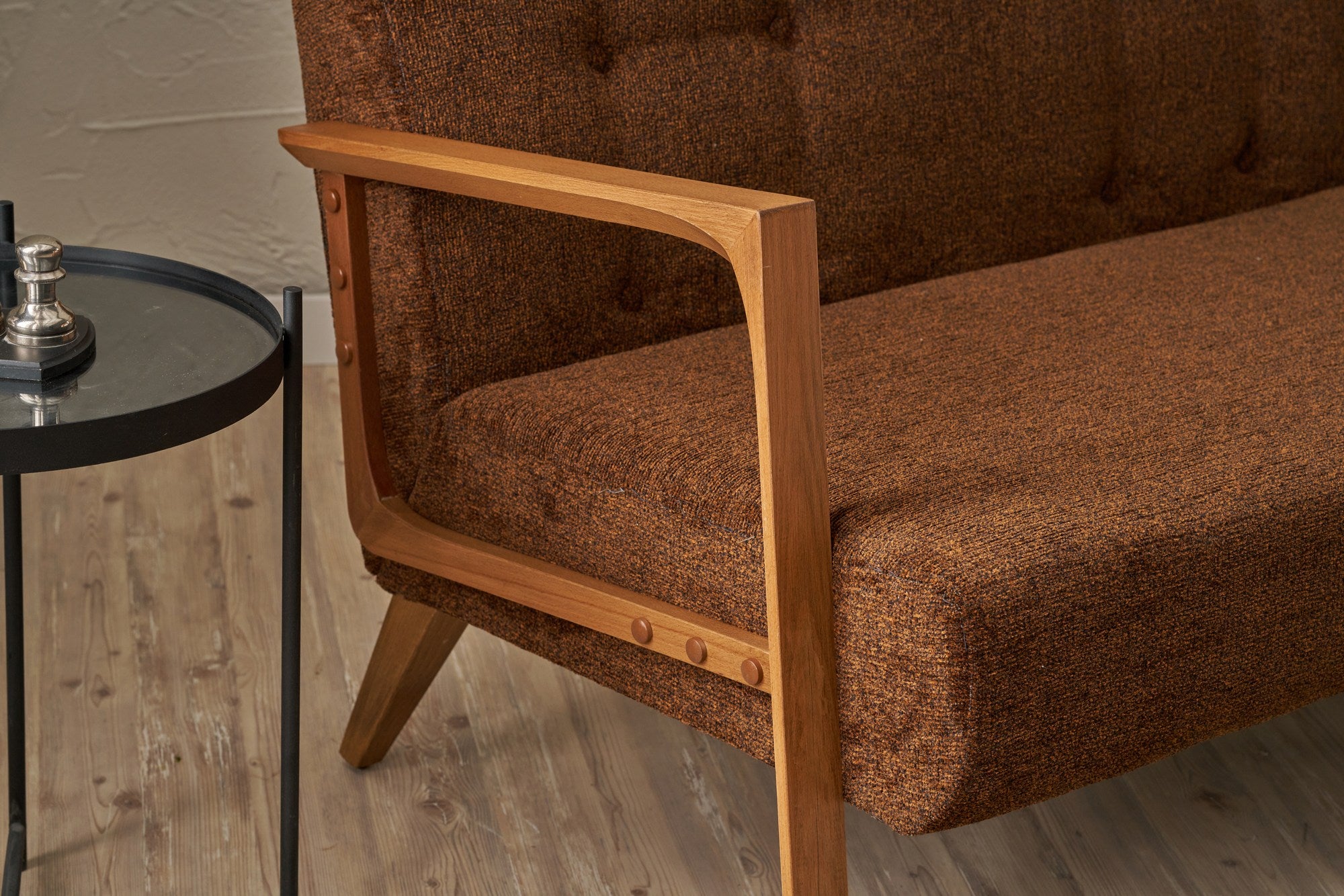 Sofá elegante de 2 lugares, tecido chenille marrom, estrutura de madeira de faia, 114 x 80 x 85 cm | Assentos confortáveis de espuma DNS 32 | Perfeito para salas de estar modernas