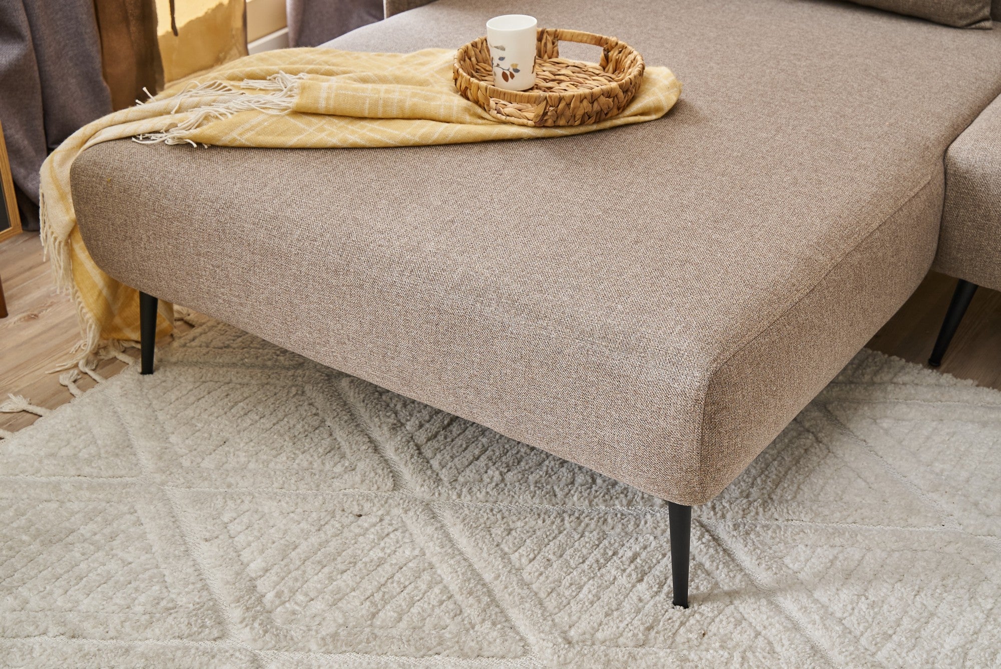 Sofá de canto elegante, marrom, 250 cm | Estrutura de madeira de faia, 100% linho, espuma 30 DNS, pernas de metal preto | Perfeito para salas de estar modernas e relaxamento