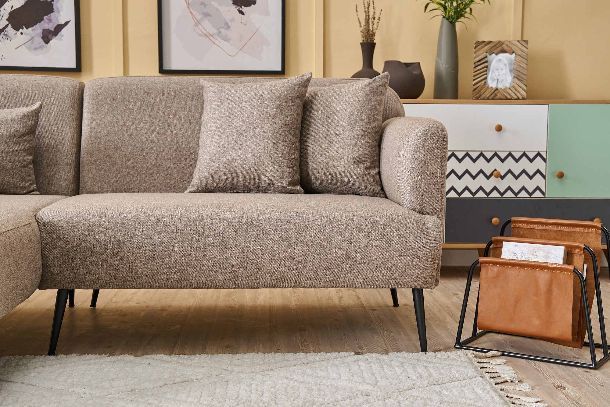 Sofá de canto elegante, marrom, 250 cm | Estrutura de madeira de faia, 100% linho, espuma 30 DNS, pernas de metal preto | Perfeito para salas de estar modernas e relaxamento