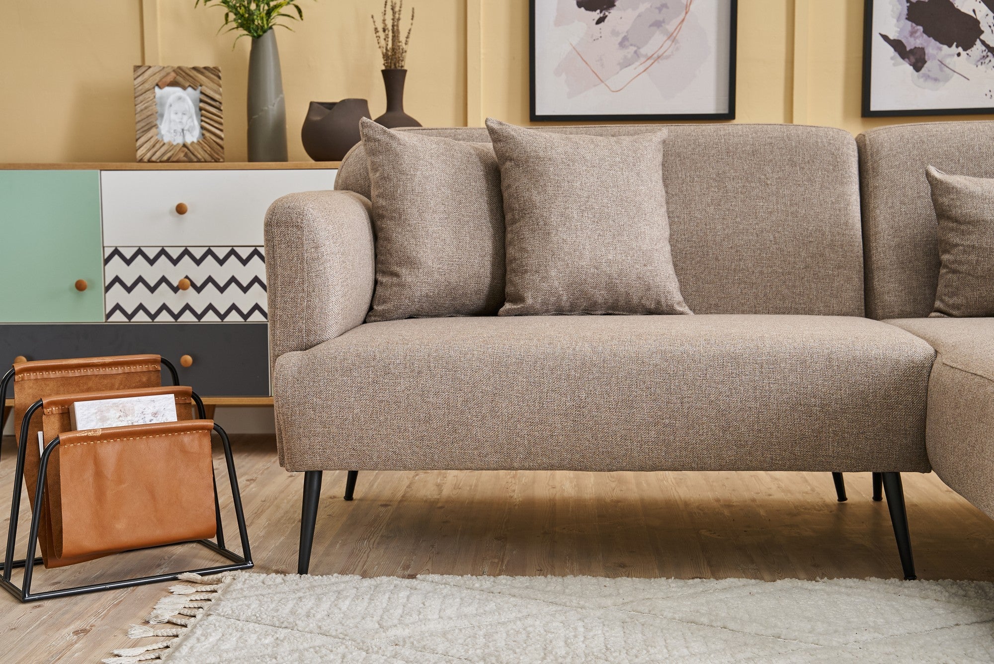 Sofá de canto elegante, marrom, 250 cm | Estrutura de madeira de faia, 100% linho, espuma 30 DNS, pernas de metal preto | Perfeito para salas de estar modernas e relaxamento