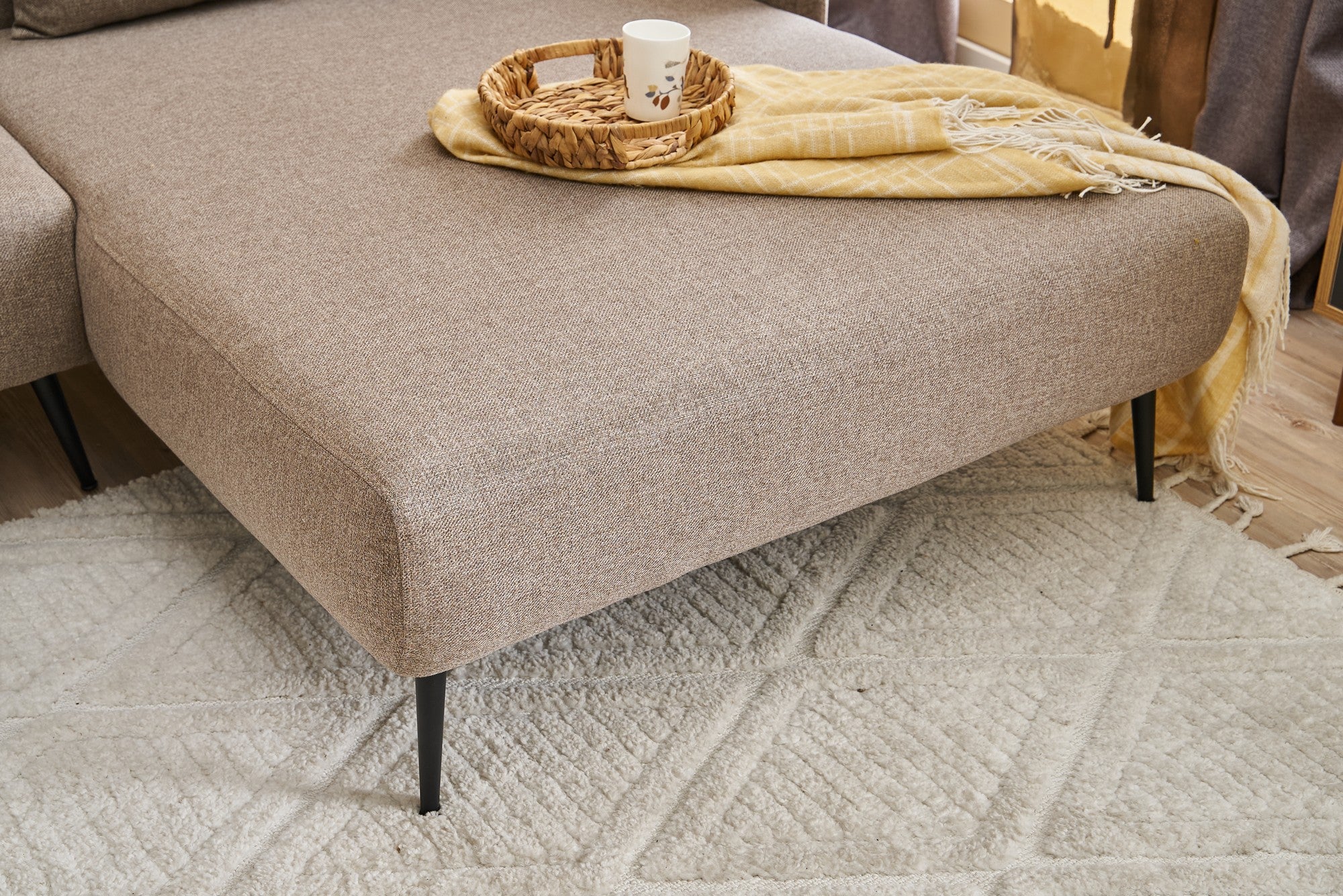 Sofá de canto elegante, marrom, 250 cm | Estrutura de madeira de faia, 100% linho, espuma 30 DNS, pernas de metal preto | Perfeito para salas de estar modernas e relaxamento