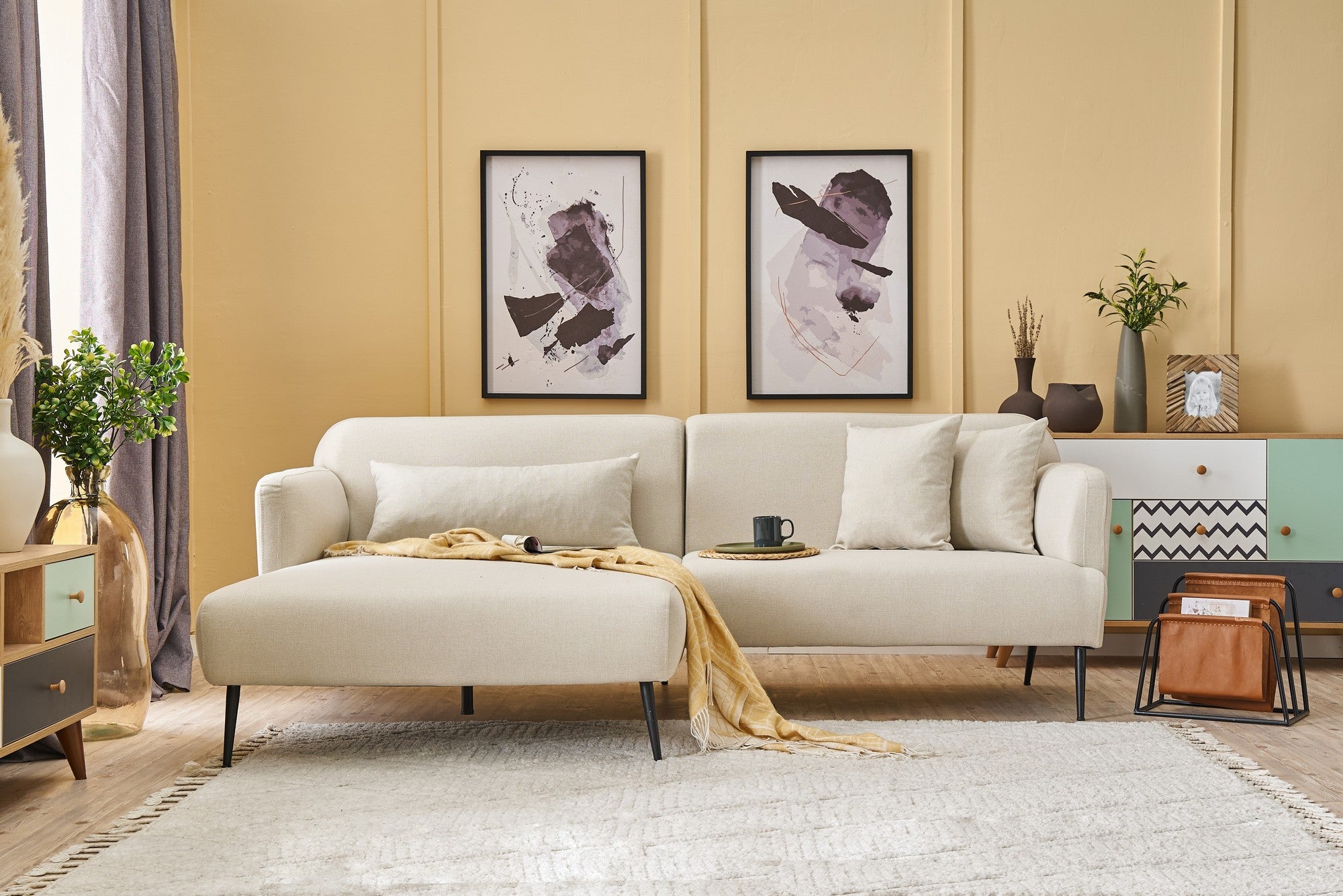 Sofá de canto elegante em tom creme, estrutura de madeira de faia, 250 cm | 100% linho, espuma 30 DNS, pernas de metal preto | Perfeito para salas de estar modernas e relaxamento