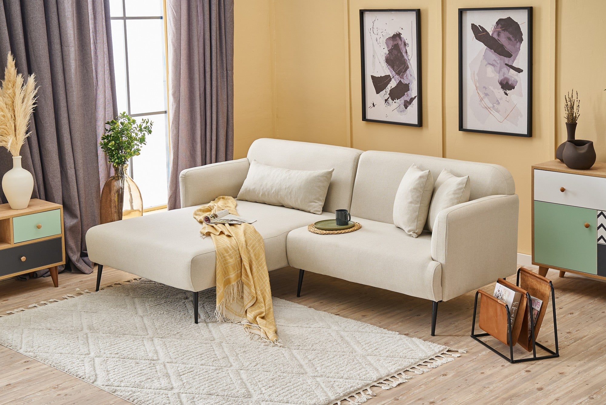 Sofá de canto elegante em tom creme, estrutura de madeira de faia, 250 cm | 100% linho, espuma 30 DNS, pernas de metal preto | Perfeito para salas de estar modernas e relaxamento