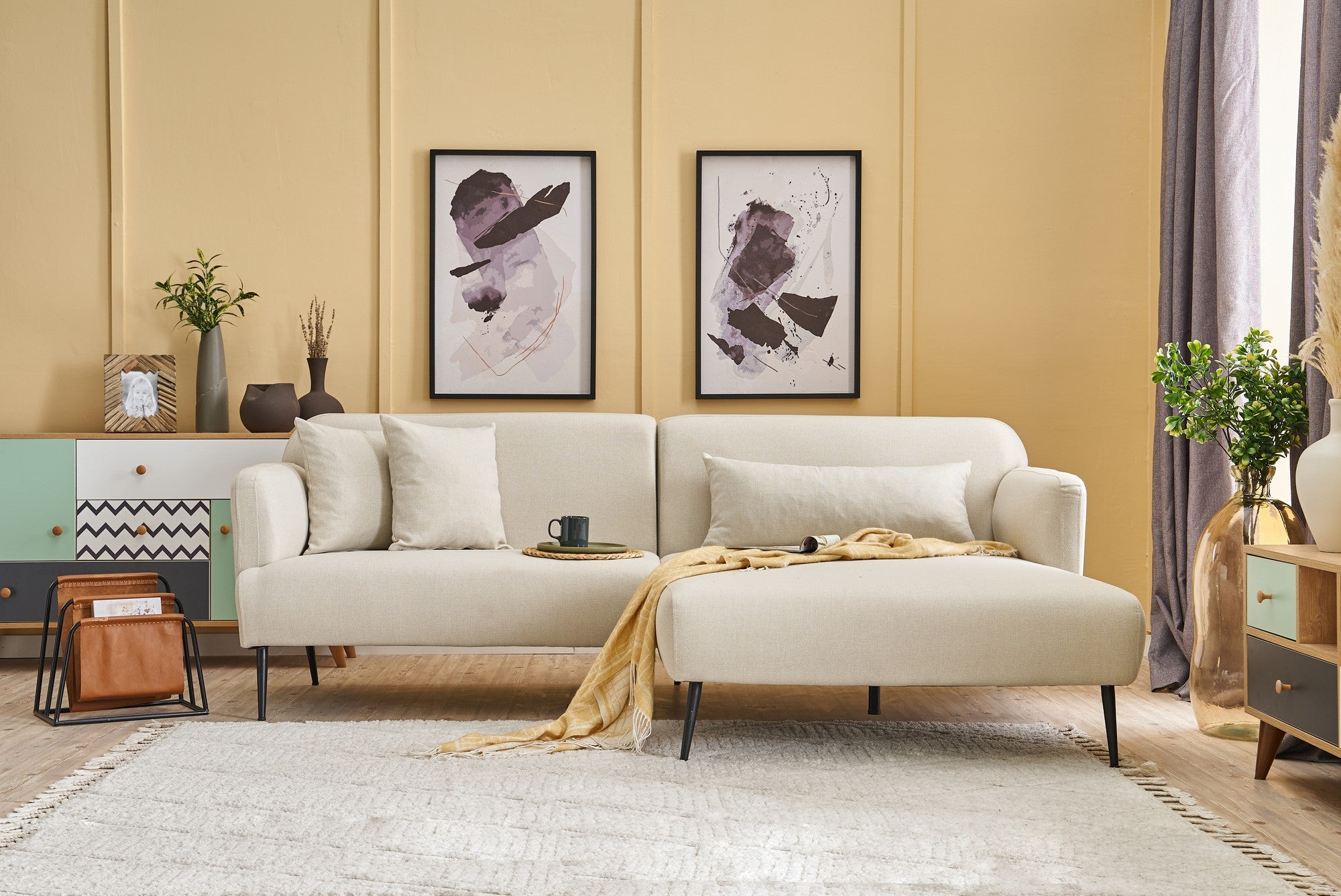 Sofá de canto elegante em tom creme, estrutura de madeira de faia, 250 cm | 100% linho, espuma 30 DNS, pernas de metal preto | Perfeito para salas de estar modernas e relaxamento