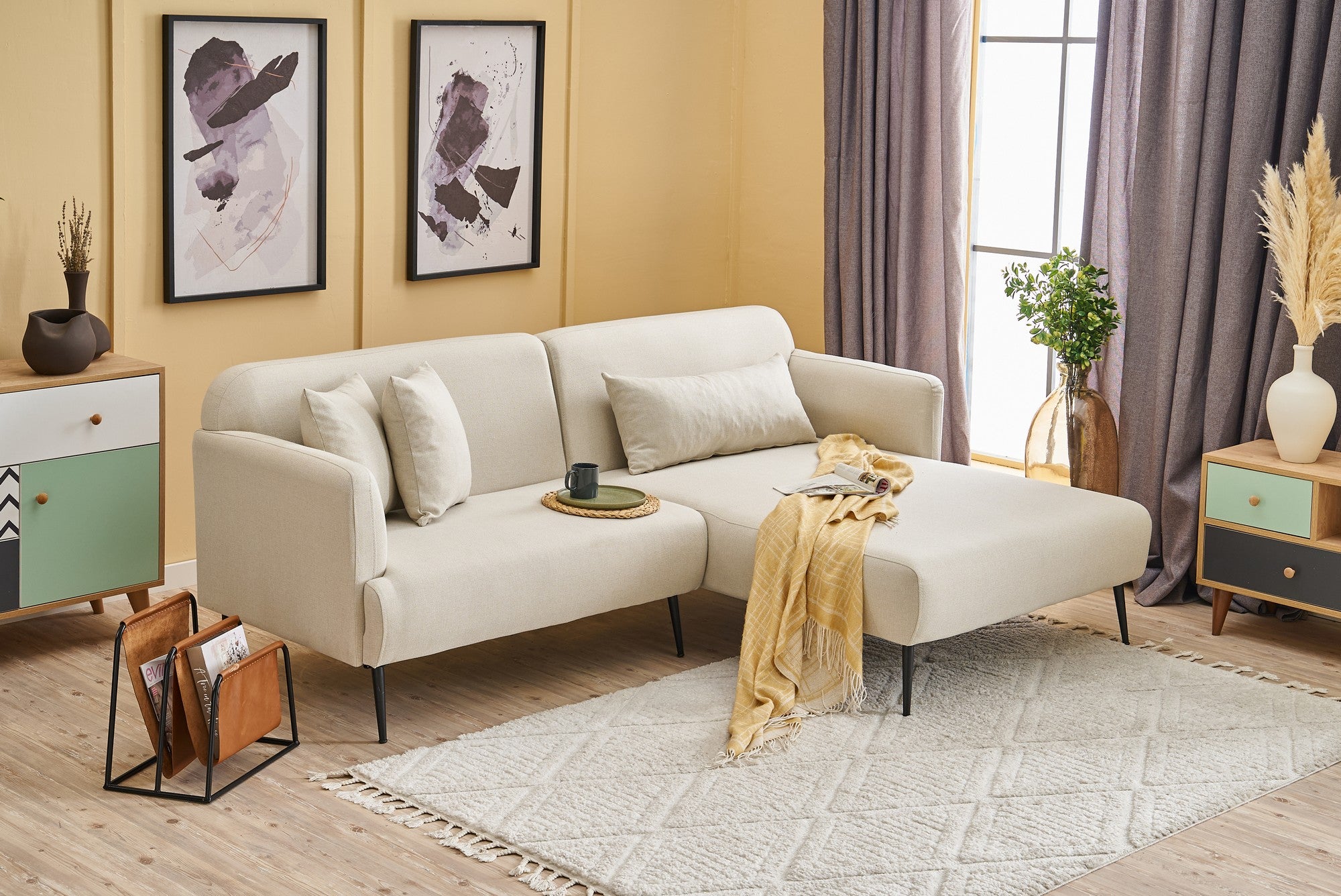 Sofá de canto elegante em tom creme, estrutura de madeira de faia, 250 cm | 100% linho, espuma 30 DNS, pernas de metal preto | Perfeito para salas de estar modernas e relaxamento