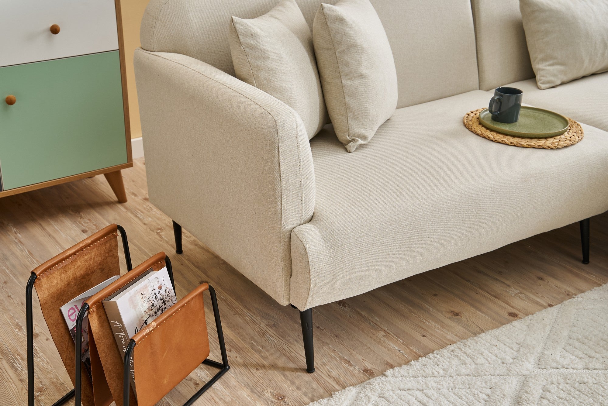 Sofá de canto elegante em tom creme, estrutura de madeira de faia, 250 cm | 100% linho, espuma 30 DNS, pernas de metal preto | Perfeito para salas de estar modernas e relaxamento