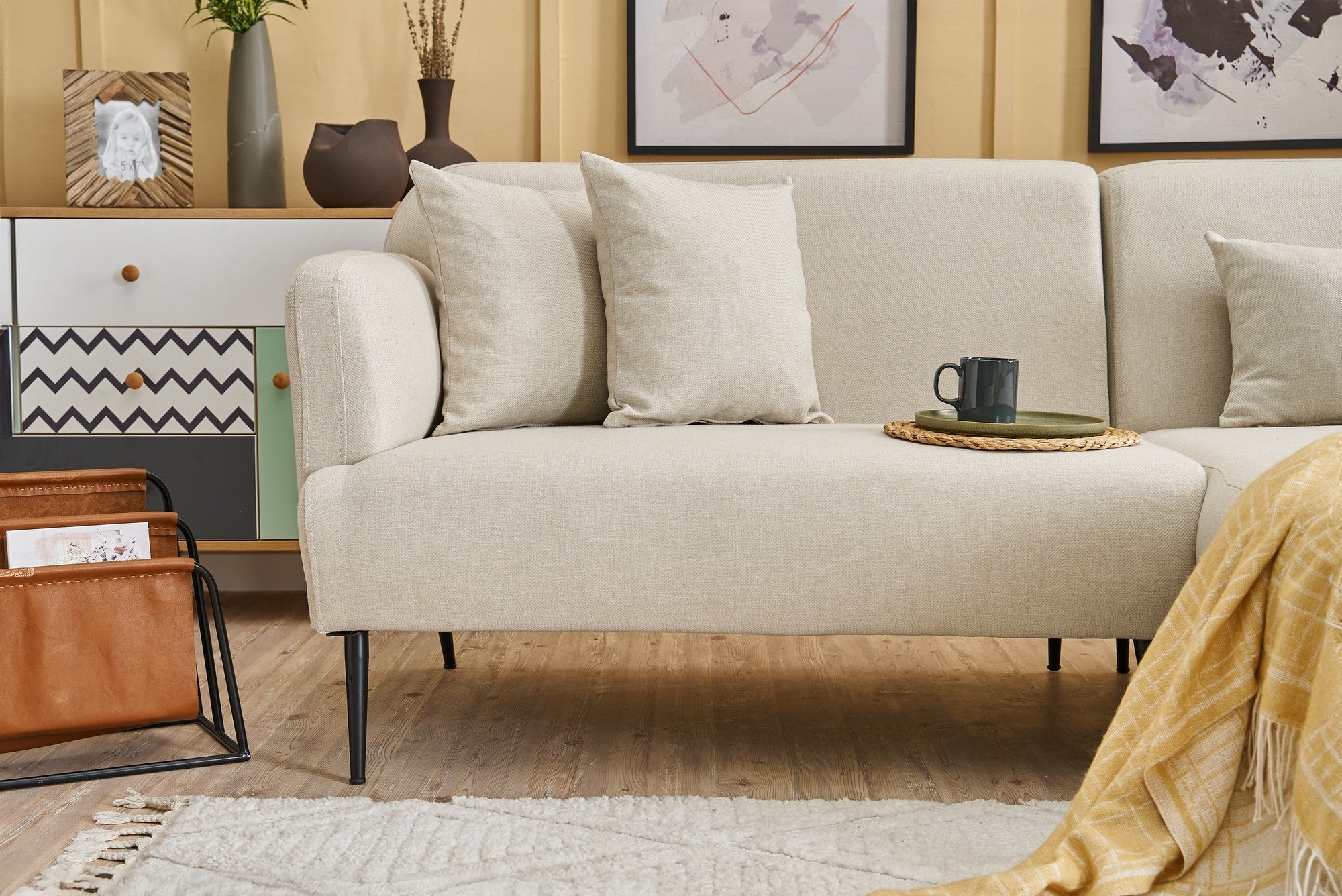 Sofá de canto elegante em tom creme, estrutura de madeira de faia, 250 cm | 100% linho, espuma 30 DNS, pernas de metal preto | Perfeito para salas de estar modernas e relaxamento