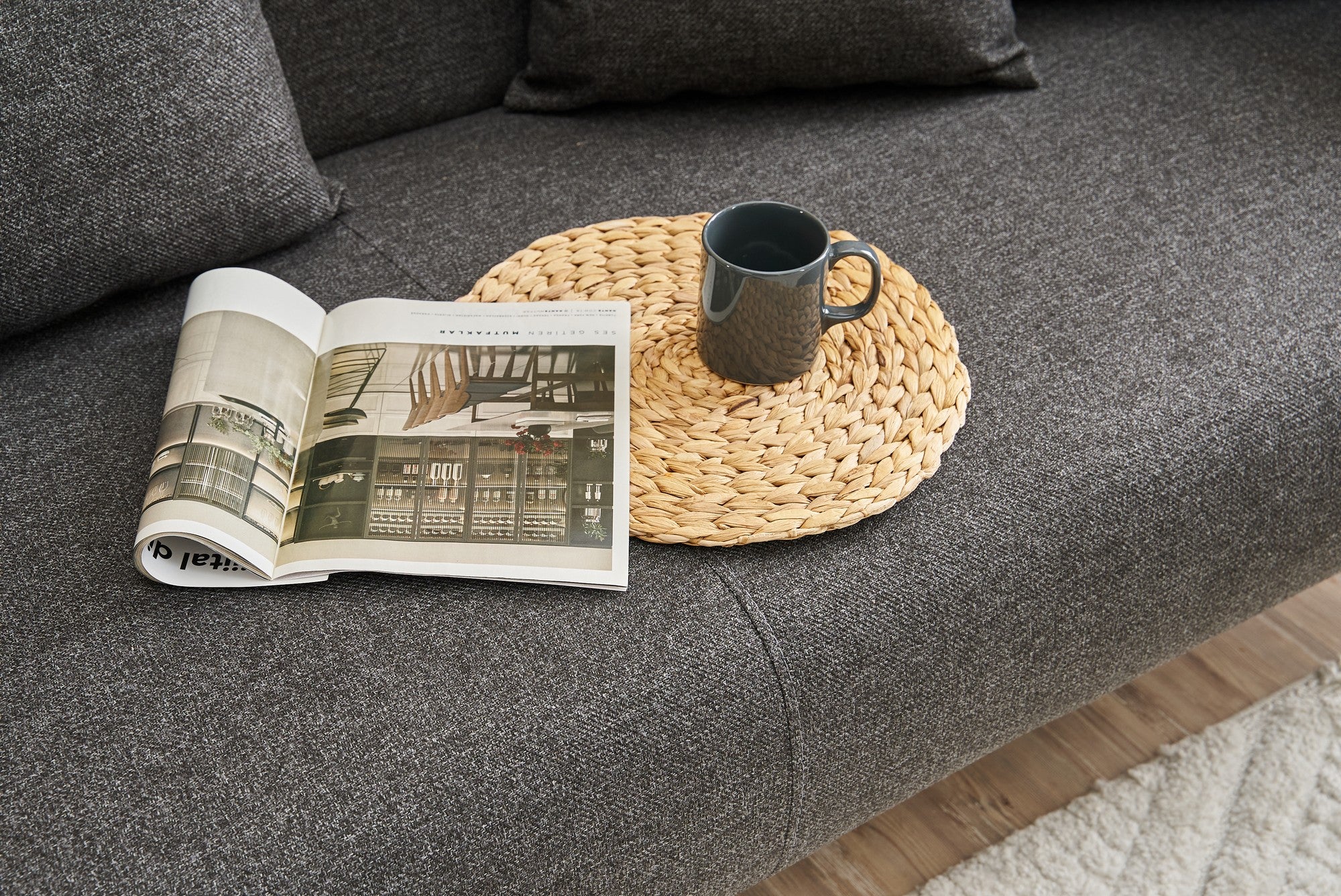 Sofá elegante de 3 lugares, antracite, 200 cm | Estrutura em madeira de faia, 100% linho, espuma 30 DNS | Design moderno com pernas de metal preto, perfeito para salas de estar