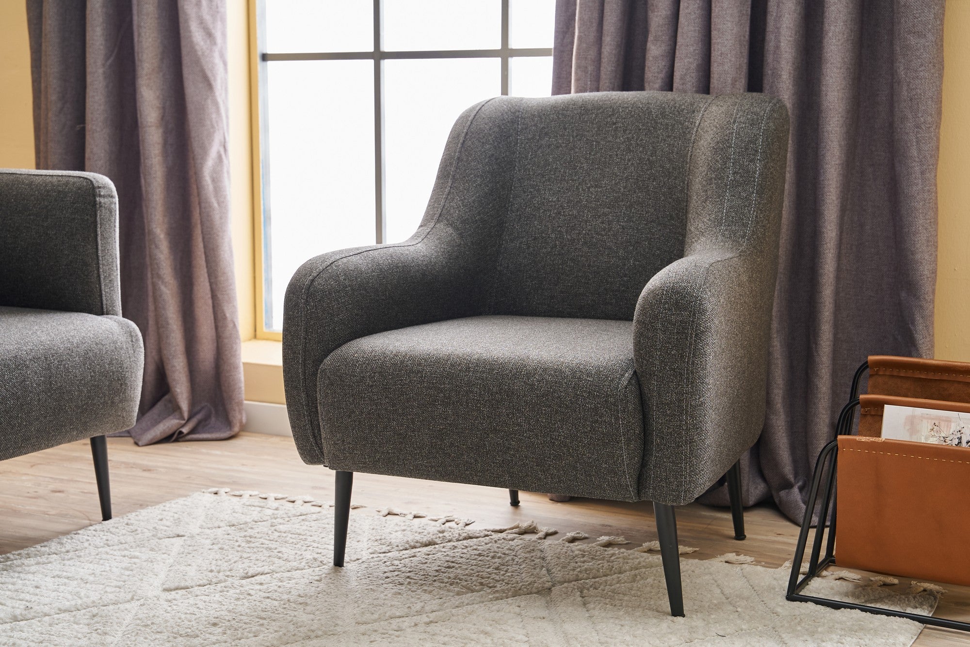 Sofá elegante de 1 lugar, antracite, 80 x 78 x 83 cm | Estrutura em madeira de faia, tecido 100% linho, espuma 30 DNS, pernas em metal preto | Perfeito para espaços modernos