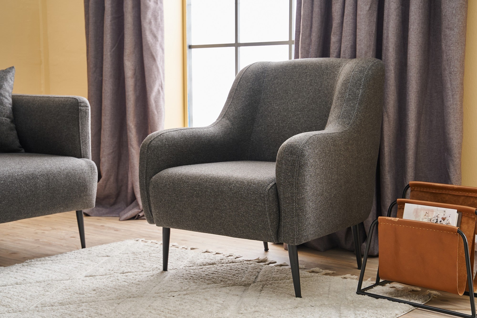 Sofá elegante de 1 lugar, antracite, 80 x 78 x 83 cm | Estrutura em madeira de faia, tecido 100% linho, espuma 30 DNS, pernas em metal preto | Perfeito para espaços modernos
