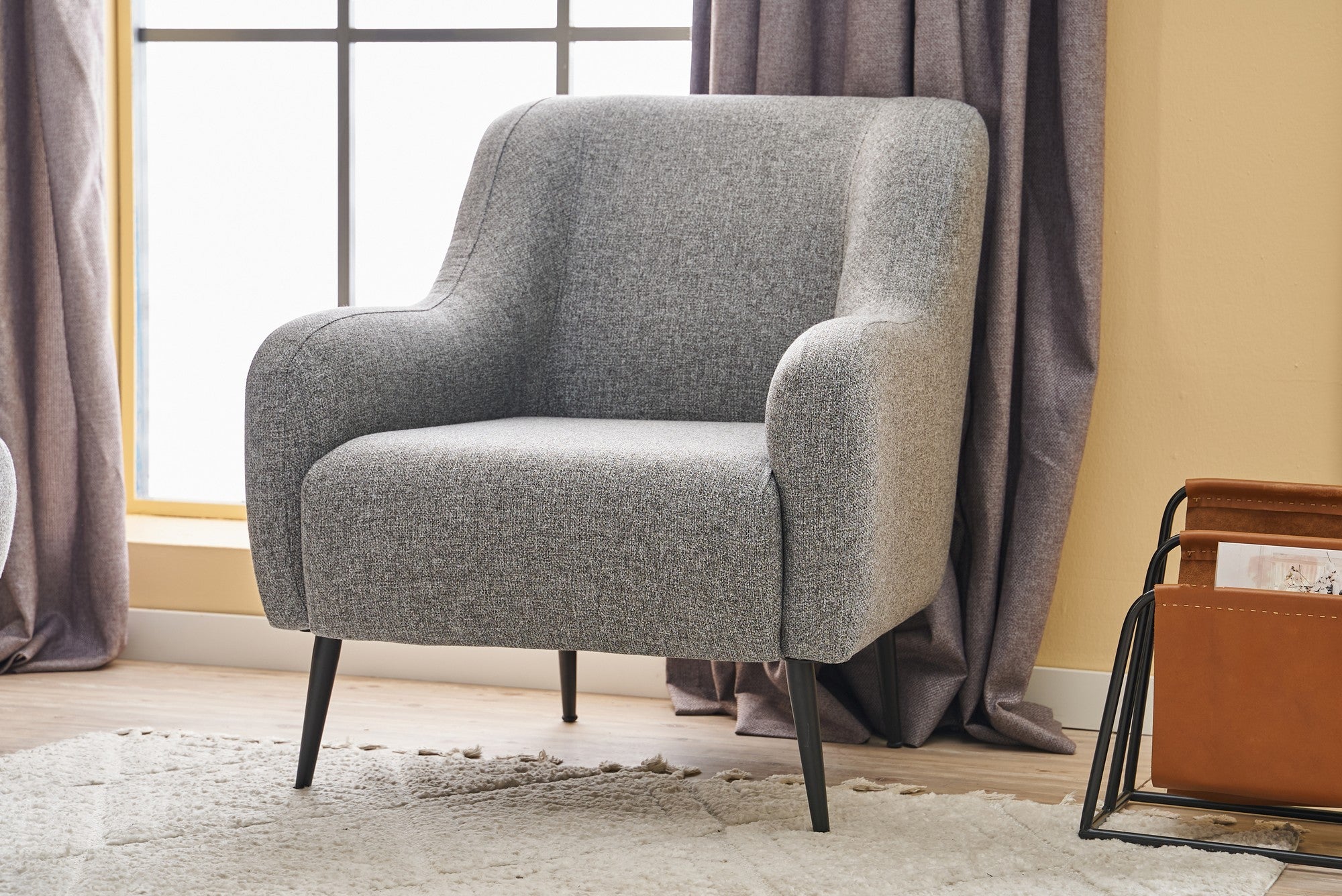 Sofá elegante de 1 lugar, linho cinza, 80 x 78 x 83 cm | Estrutura de madeira de faia, espuma 30 DNS, pernas de metal preto | Perfeito para salas de estar modernas e espaços aconchegantes