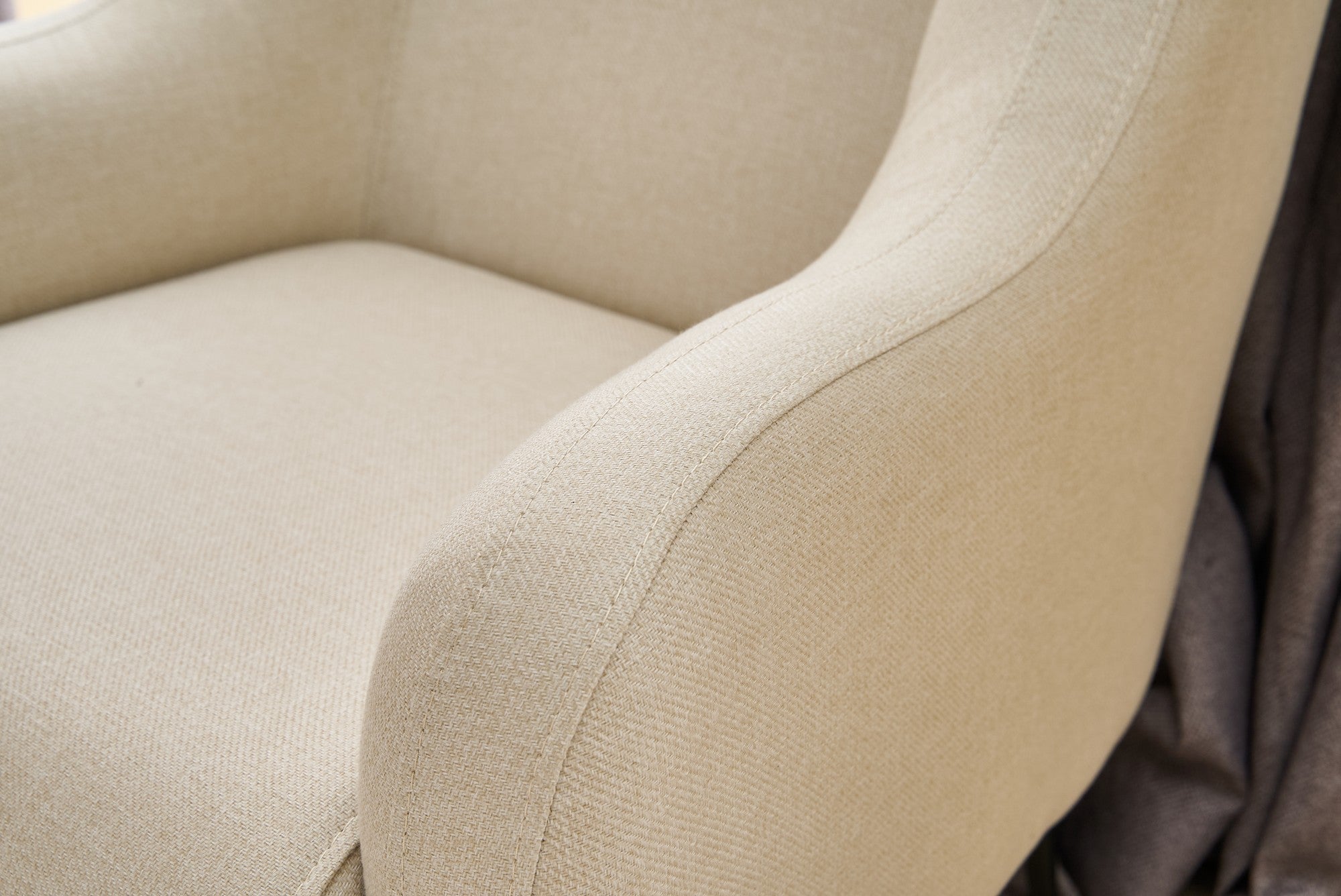 Sofá elegante de 1 lugar, linho creme, 80 x 78 x 83 cm | Estrutura de madeira de faia, espuma 30 DNS, pernas de metal preto | Perfeito para salas de estar modernas e espaços aconchegantes