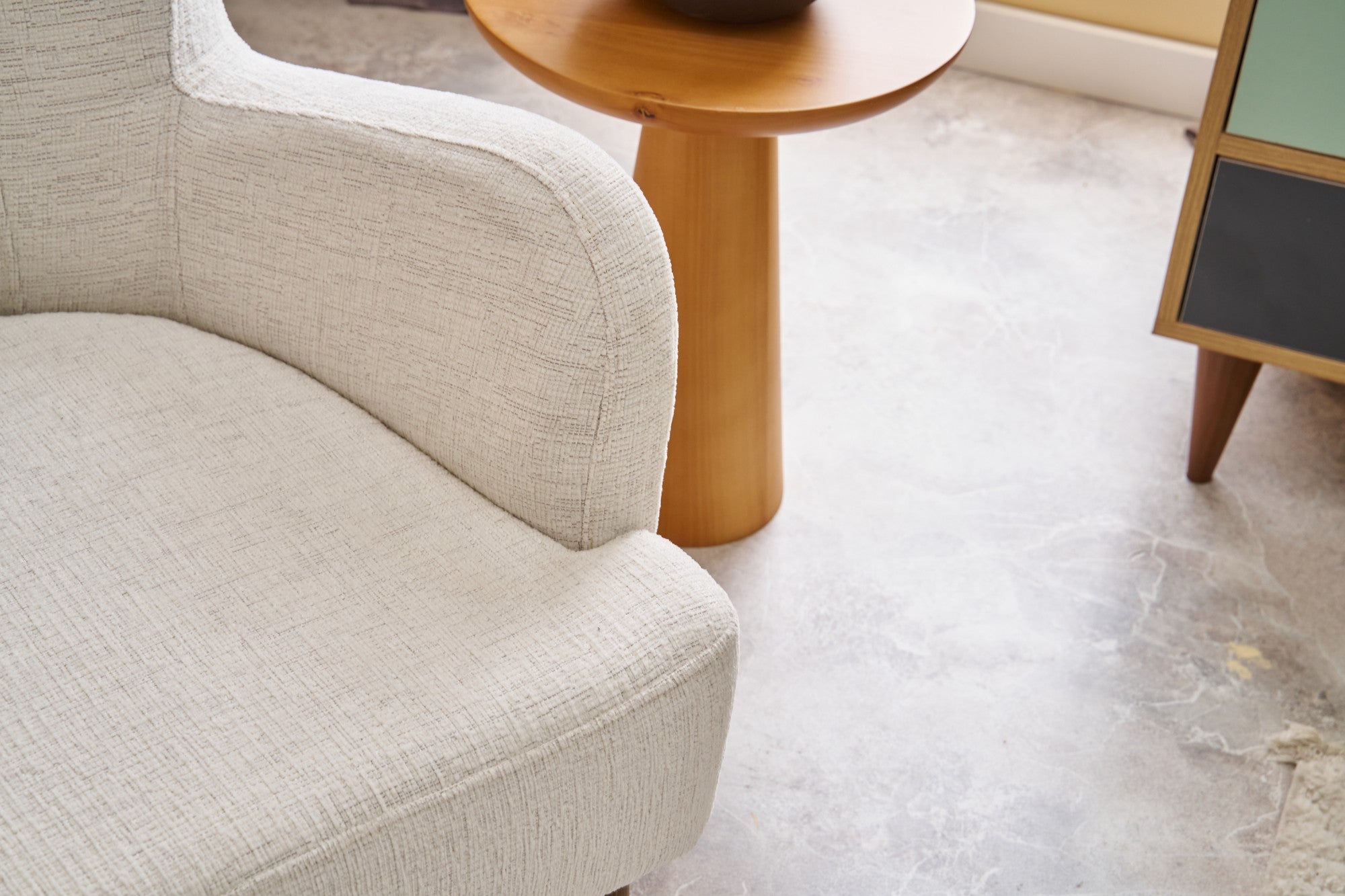 Sofá elegante de 1 lugar, linho creme, 80 x 78 x 83 cm | Estrutura de madeira de faia, espuma 30 DNS, pernas de metal preto | Perfeito para salas de estar modernas e espaços aconchegantes