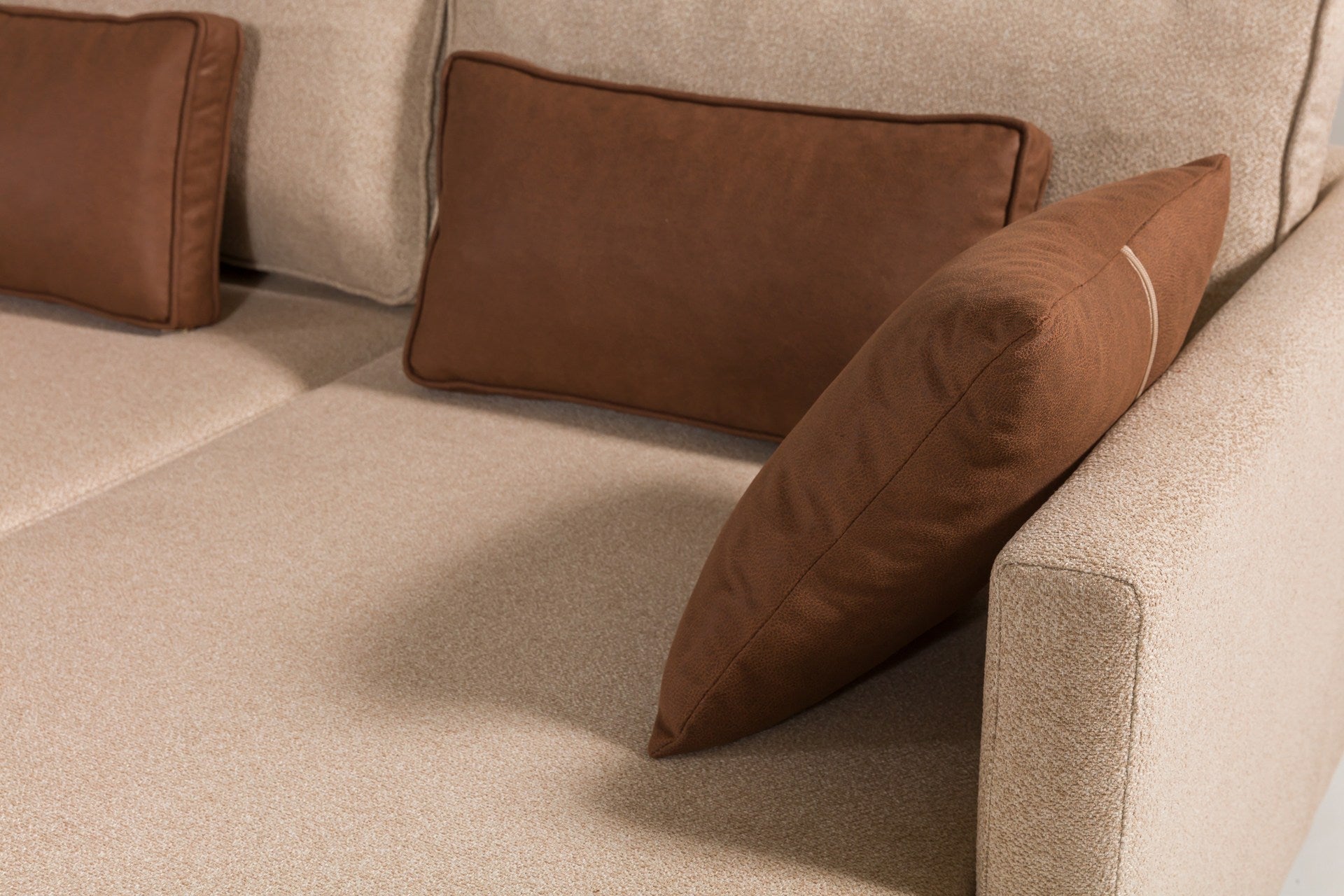 Sofá-cama de canto elegante, tecido chenille marrom, 285 cm | Estrutura e pernas de madeira de faia, espuma 30 DNS | Converte-se em cama de 184 x 184 cm, perfeito para espaços modernos