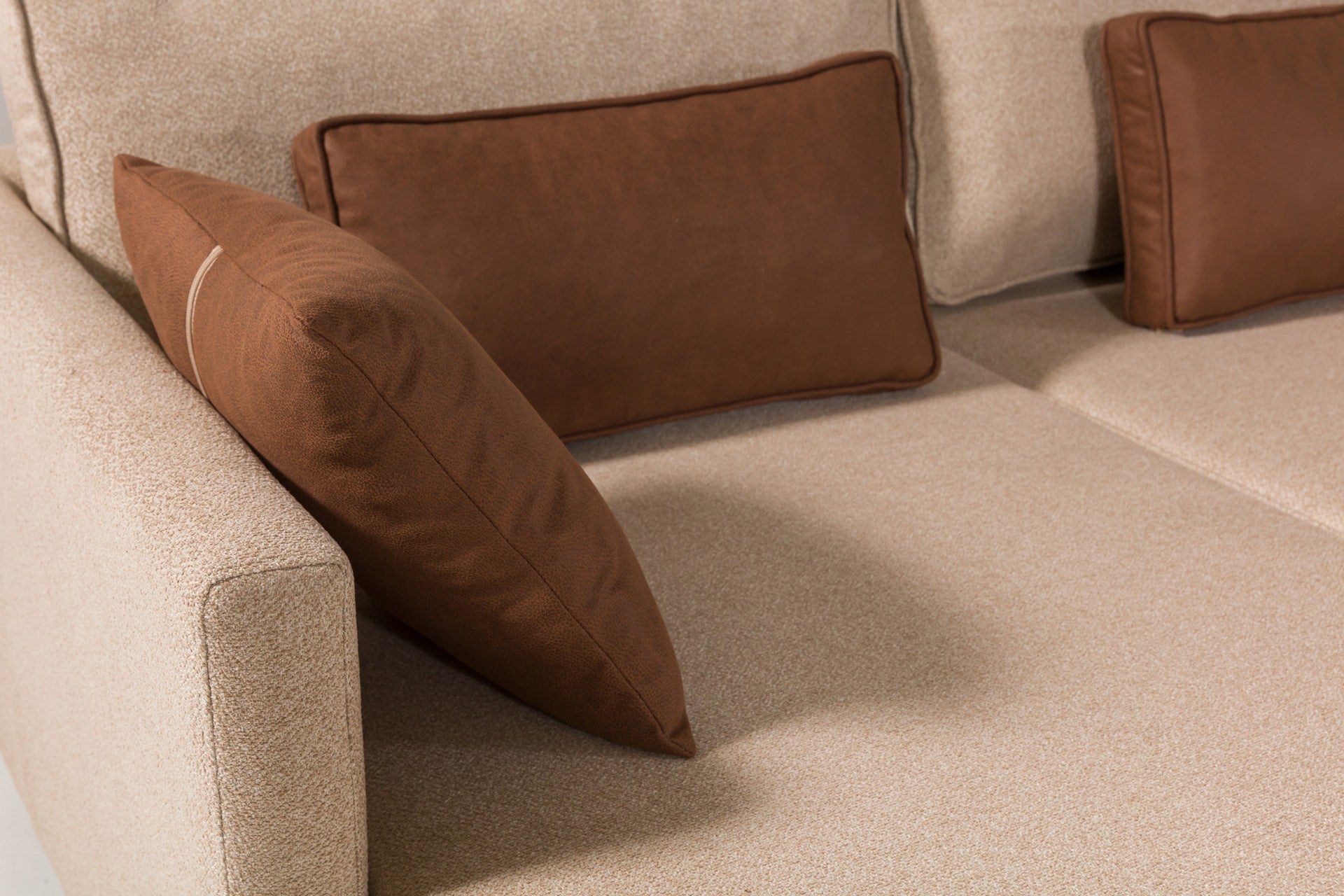 Sofá-cama de canto elegante, tecido chenille marrom, 285 cm | Estrutura e pernas de madeira de faia, espuma 30 DNS | Converte-se em cama de 184 x 184 cm, perfeito para espaços modernos