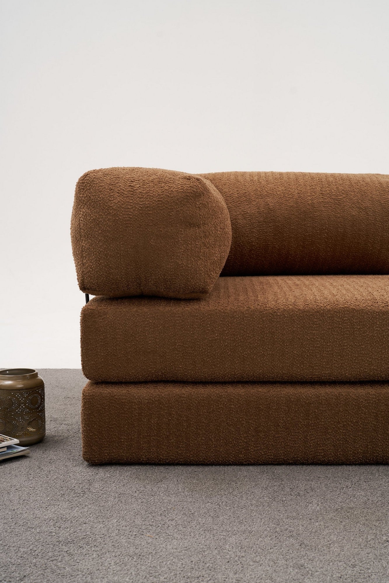 Sofá elegante de 2 lugares, tecido chenille marrom, 140 x 95 x 75 cm | Assento de espuma macia, ecológico | Perfeito para salas de estar e espaços aconchegantes