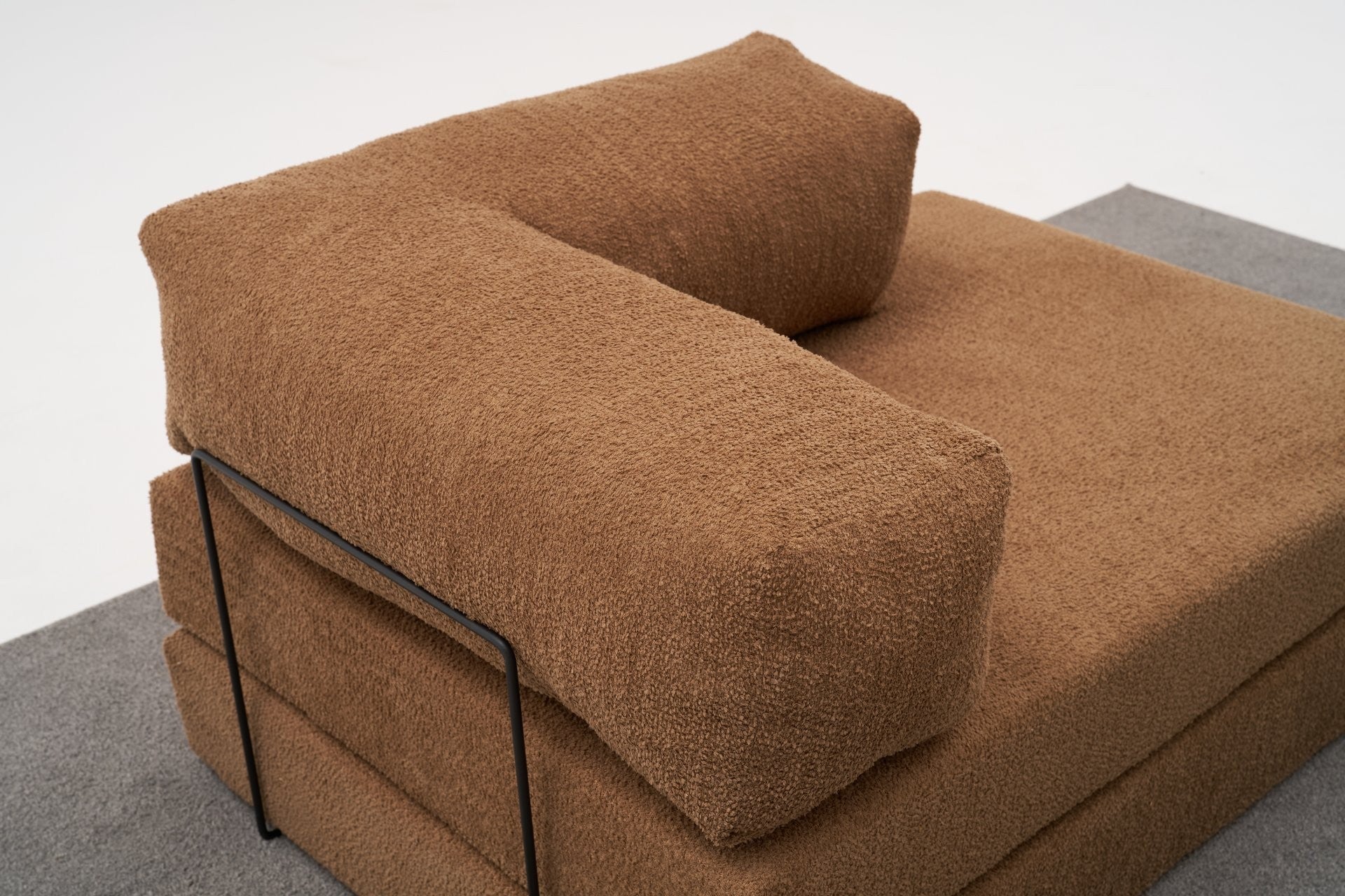 Sofá elegante de 2 lugares, tecido chenille marrom, 140 x 95 x 75 cm | Assento de espuma macia, ecológico | Perfeito para salas de estar e espaços aconchegantes