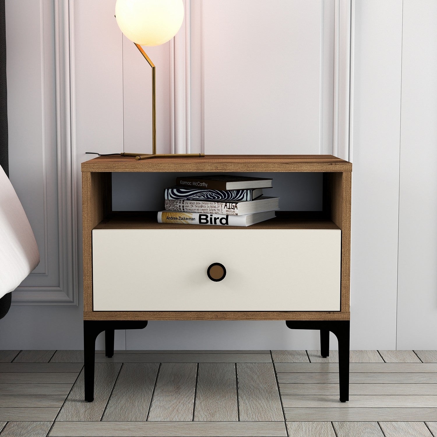 Mesa de cabeceira moderna com pés de metal, nogueira e creme, 56 x 50,8 x 40 cm | Painel de partículas 100% revestido de melamina, 18 mm de espessura | Design elegante e funcional