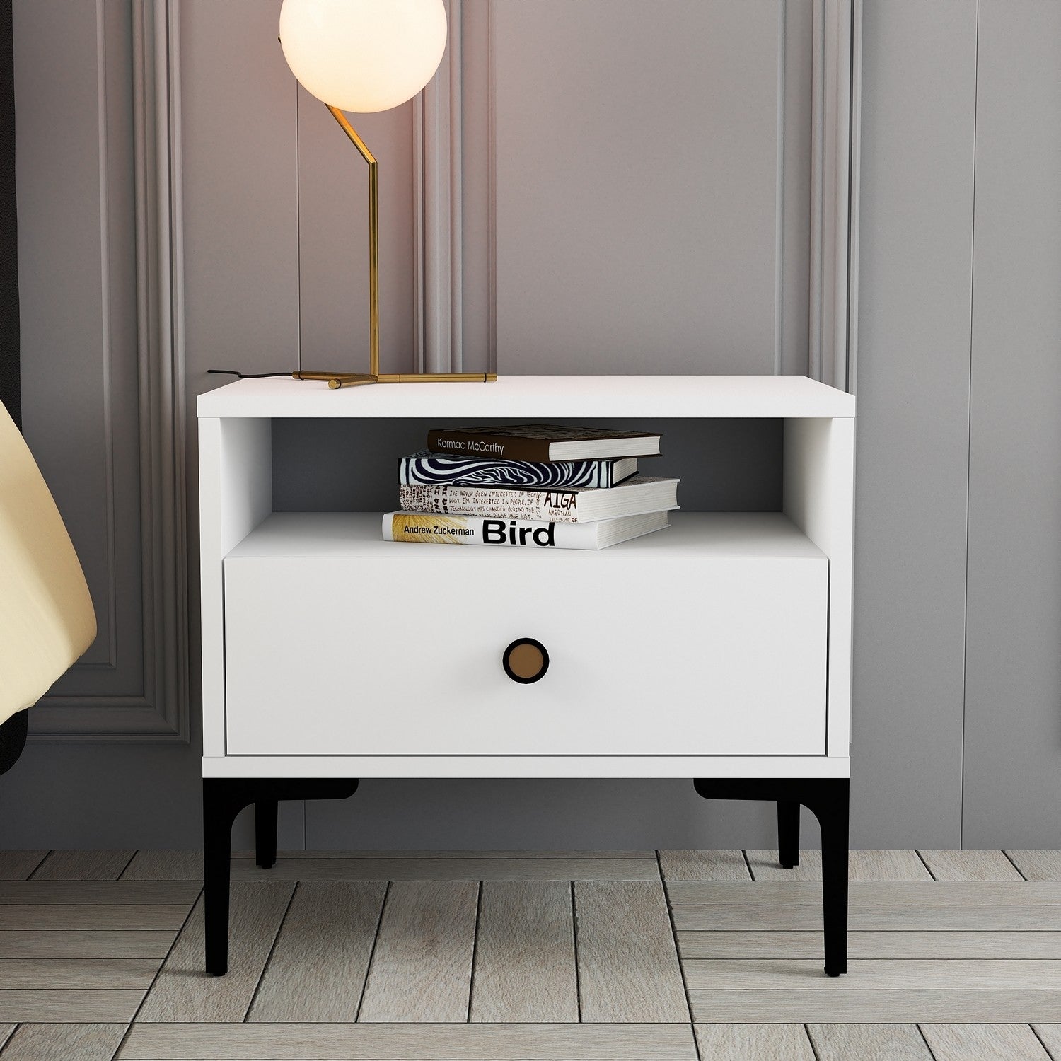 Mesa de cabeceira branca moderna, 56 x 50,8 x 40 cm | Painel de partículas 100% revestido em melamina, 18 mm de espessura | Alça de plástico e pernas de metal | Design elegante e funcional