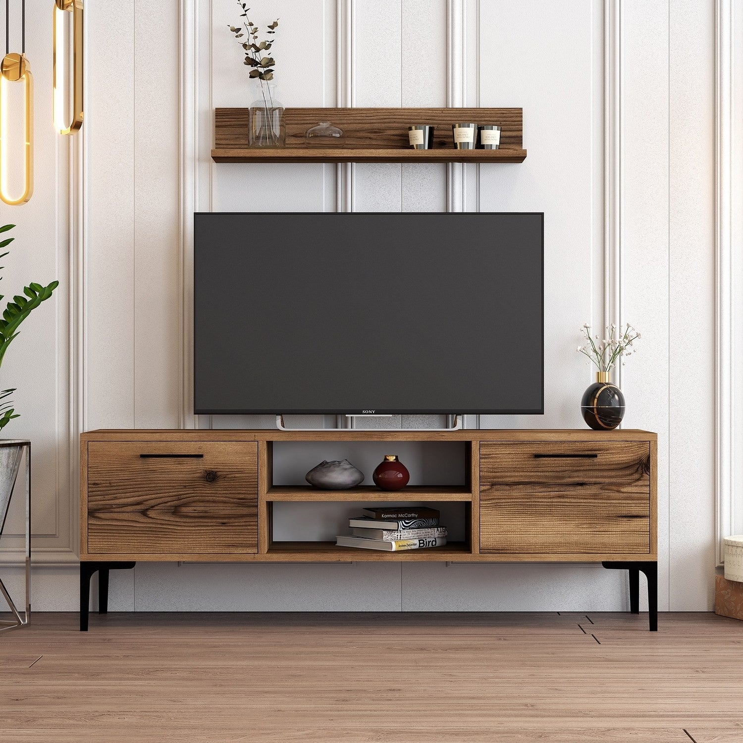 Móvel de TV elegante em nogueira com pés de metal, 140 cm de largura | Painel de partículas 100% revestido em melamina, 18 mm de espessura | Inclui prateleira de parede e diversas opções de armazenamento