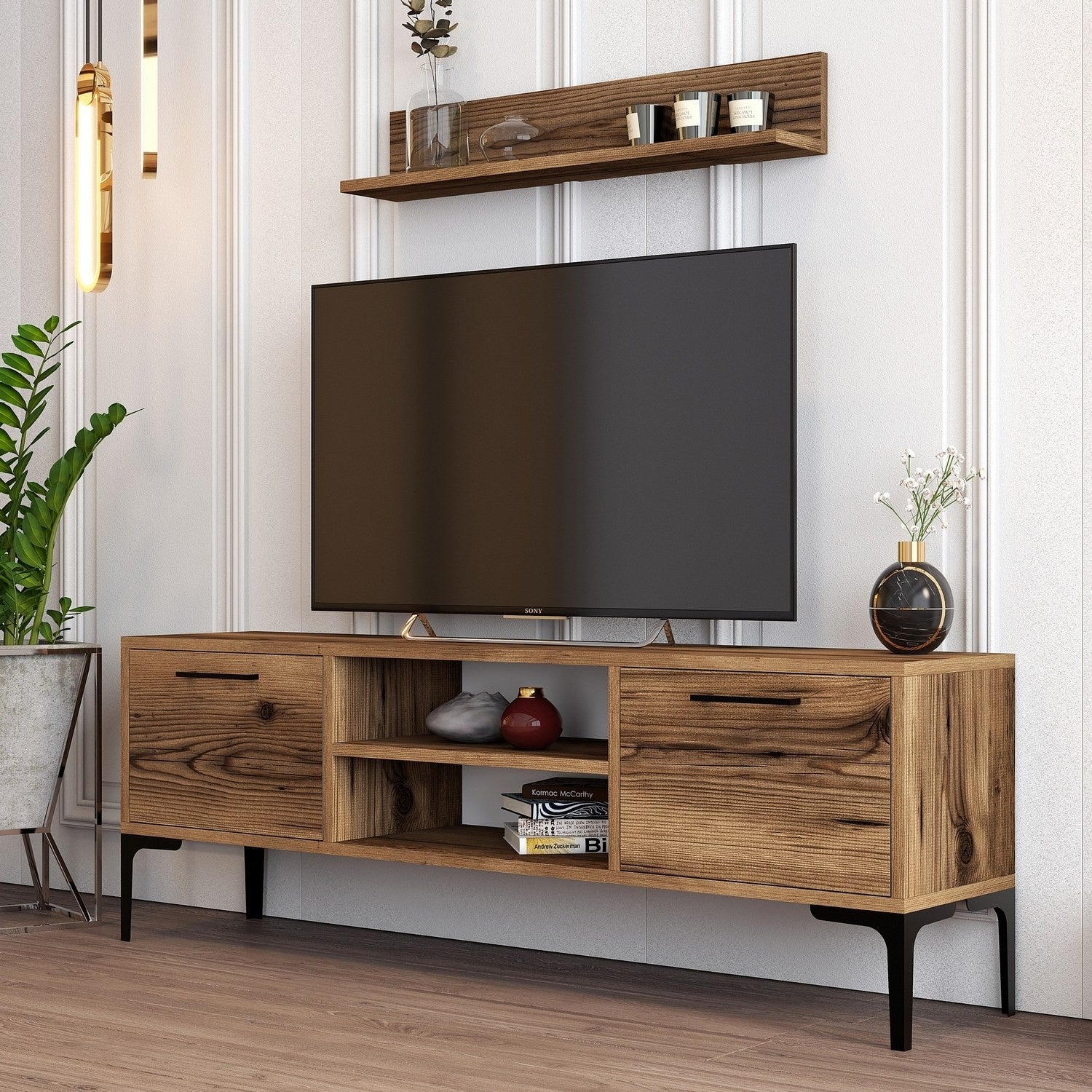 Móvel de TV elegante em nogueira com pés de metal, 140 cm de largura | Painel de partículas 100% revestido em melamina, 18 mm de espessura | Inclui prateleira de parede e diversas opções de armazenamento