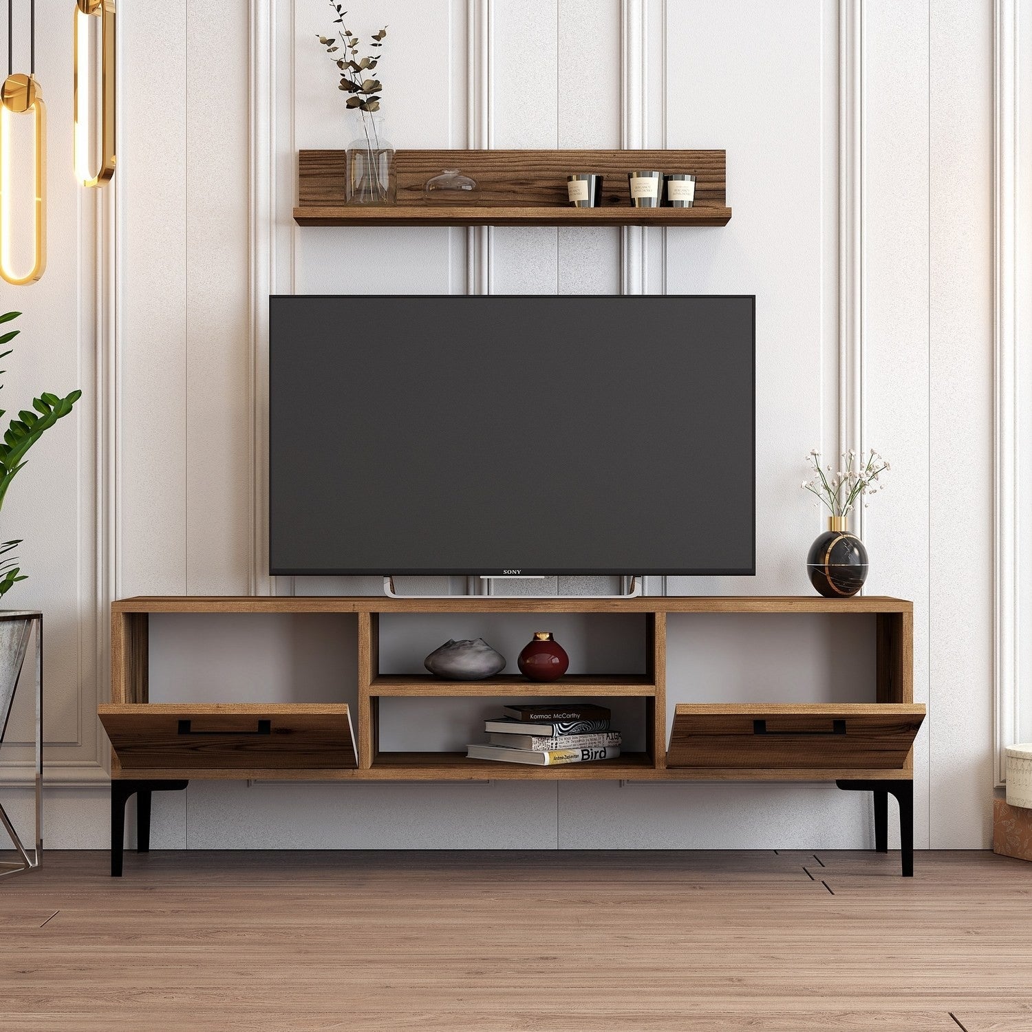 Móvel de TV elegante em nogueira com pés de metal, 140 cm de largura | Painel de partículas 100% revestido em melamina, 18 mm de espessura | Inclui prateleira de parede e diversas opções de armazenamento