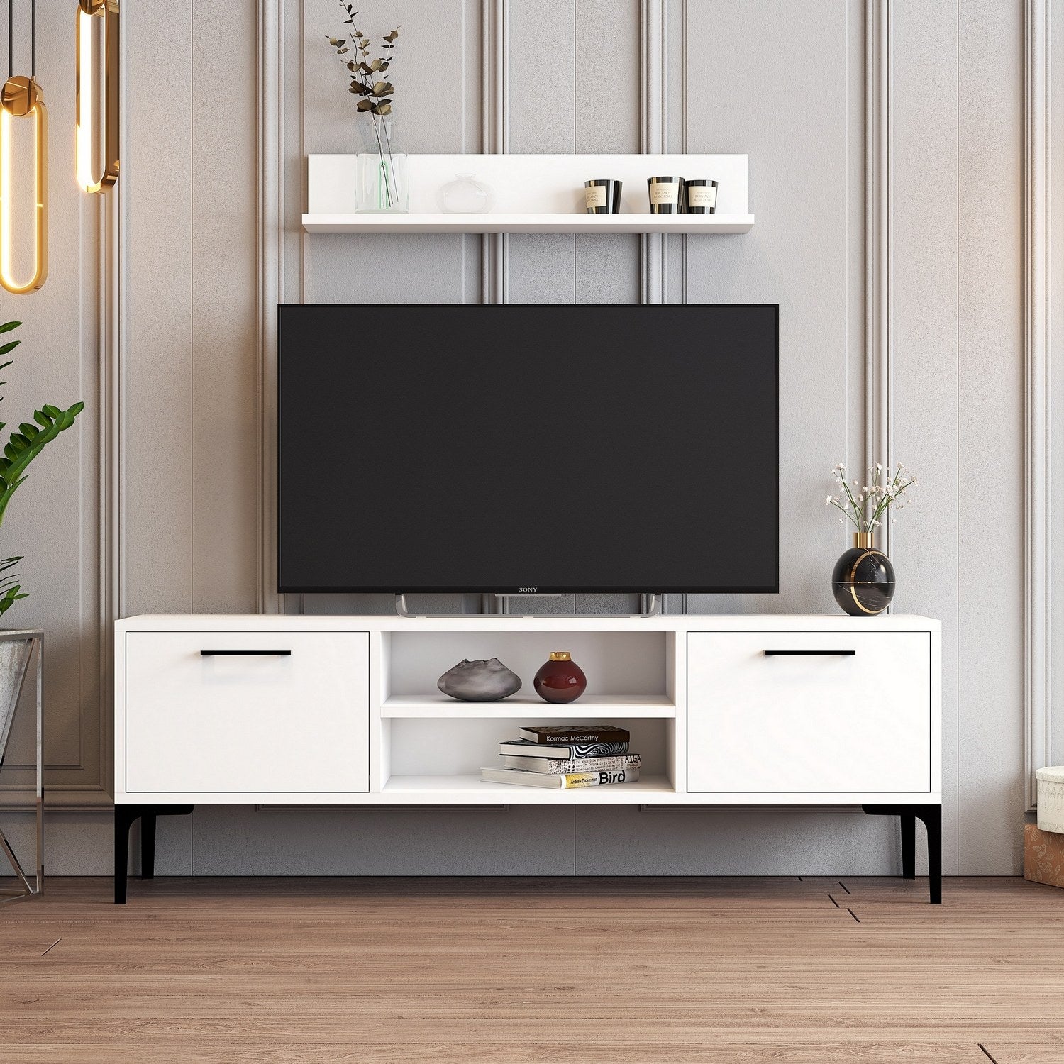 Móvel de TV moderno branco com prateleira de parede, 140 cm de largura, 100% revestido em melamina, pés de metal, várias prateleiras, design elegante para sala de estar e espaços de entretenimento