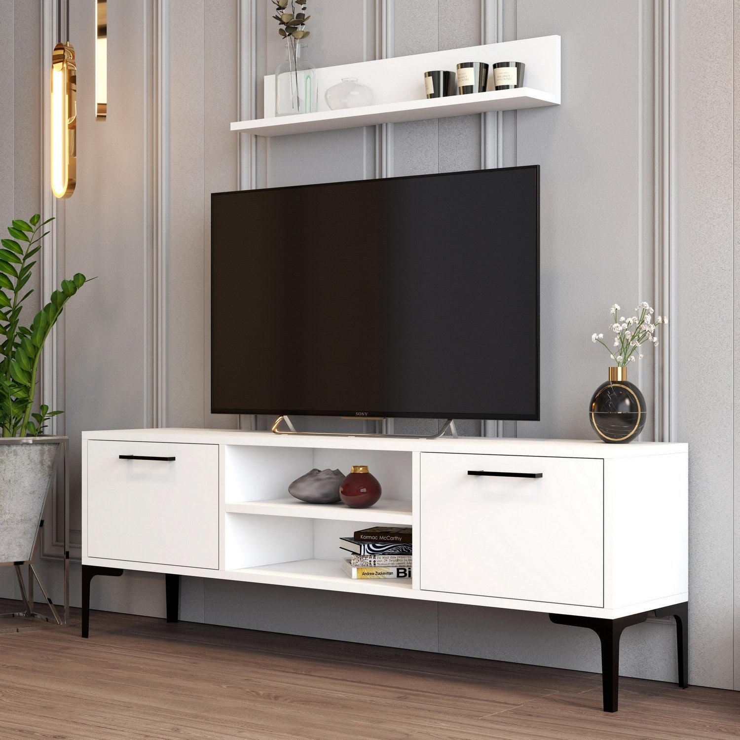Móvel de TV moderno branco com prateleira de parede, 140 cm de largura, 100% revestido em melamina, pés de metal, várias prateleiras, design elegante para sala de estar e espaços de entretenimento