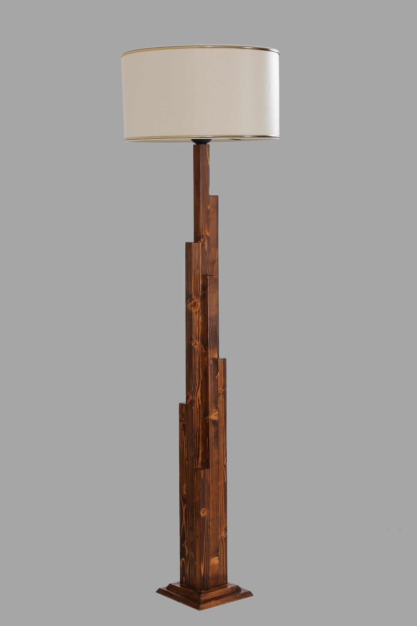 Candeeiro de Pé – 165 cm – Nogueira – Madeira